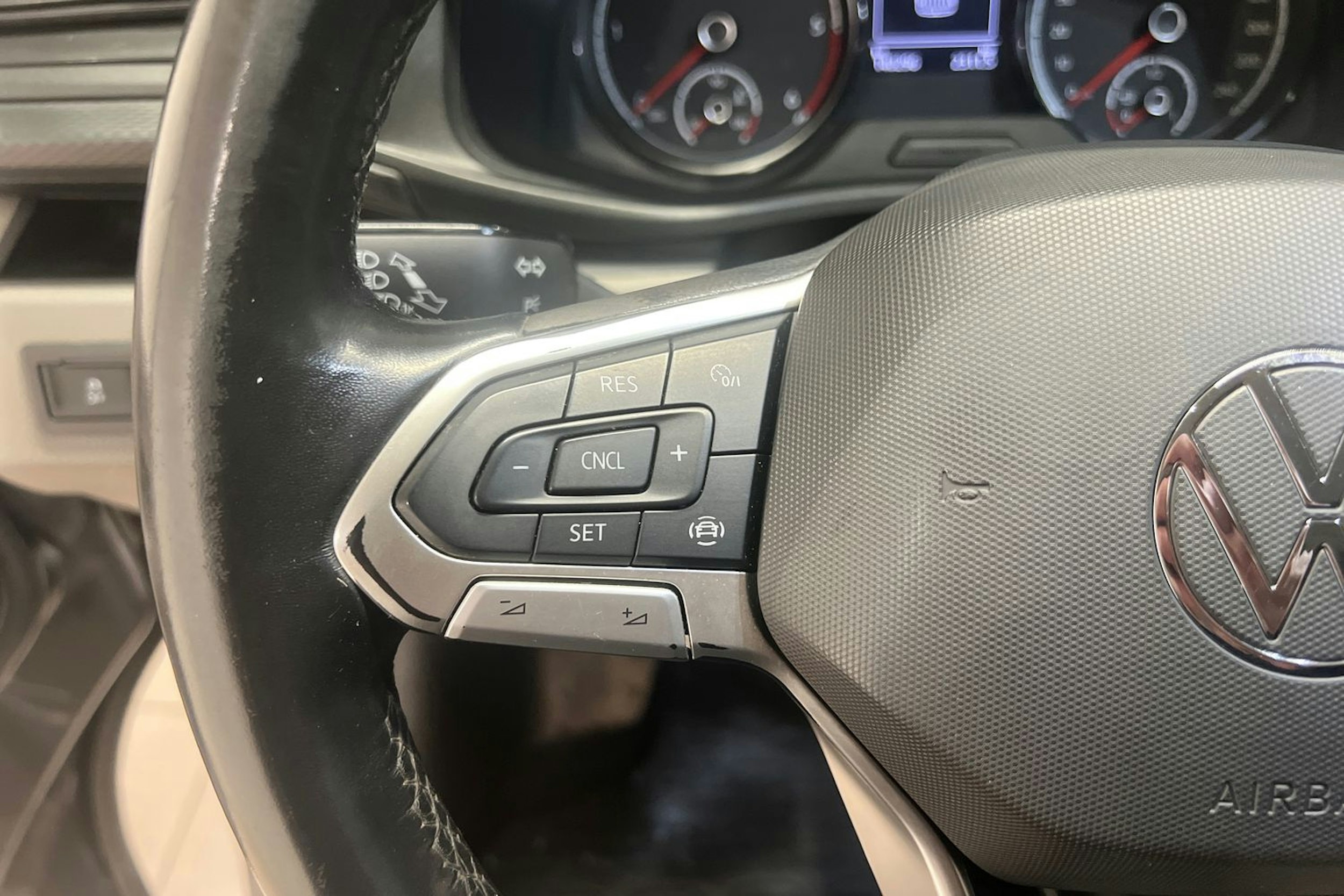 harmaa Volkswagen Transporter 2021 kuva 12.