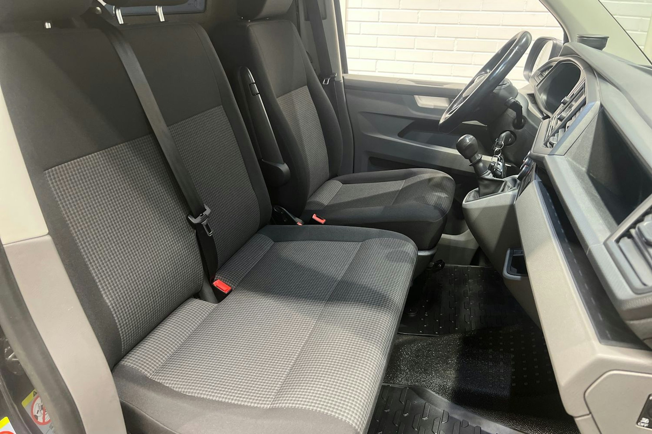 harmaa Volkswagen Transporter 2021 kuva 18.