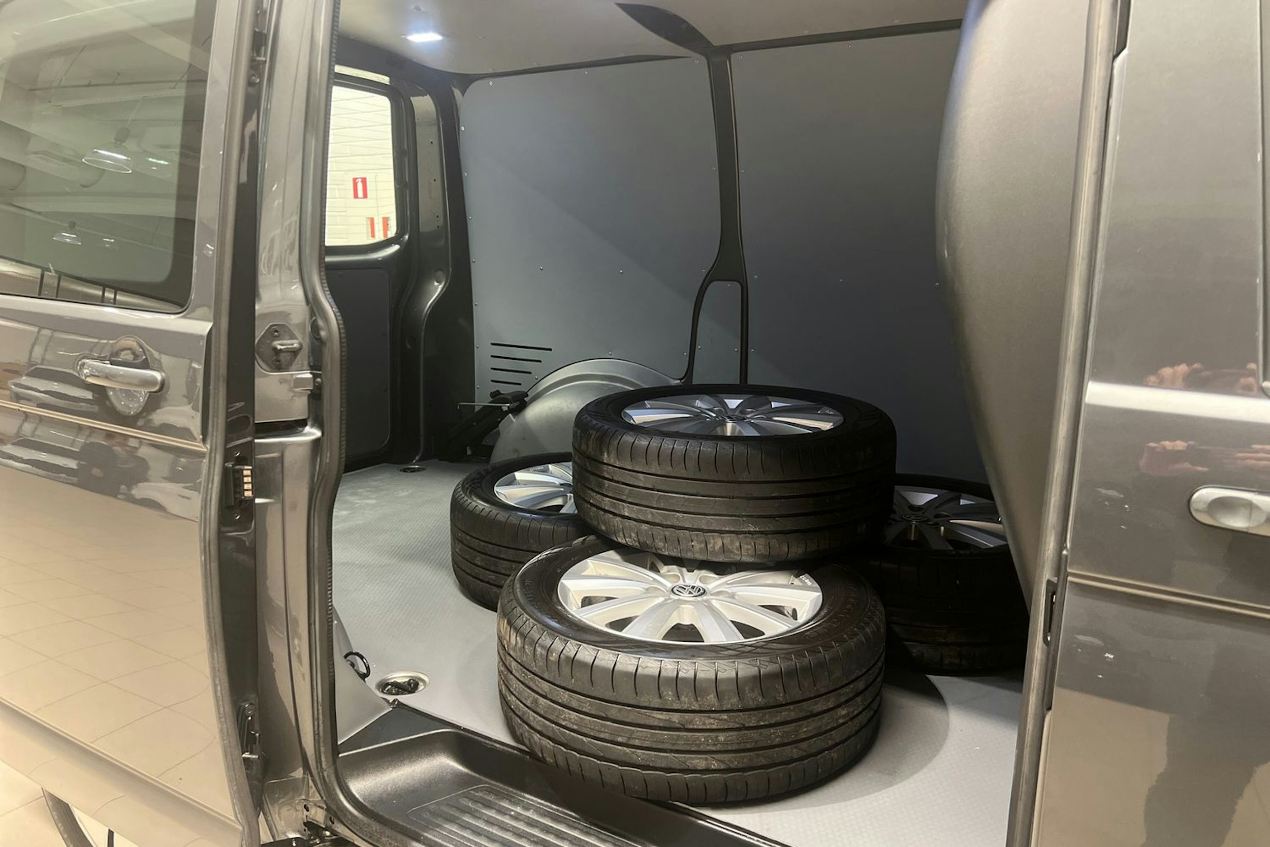 harmaa Volkswagen Transporter 2021 kuva 19.