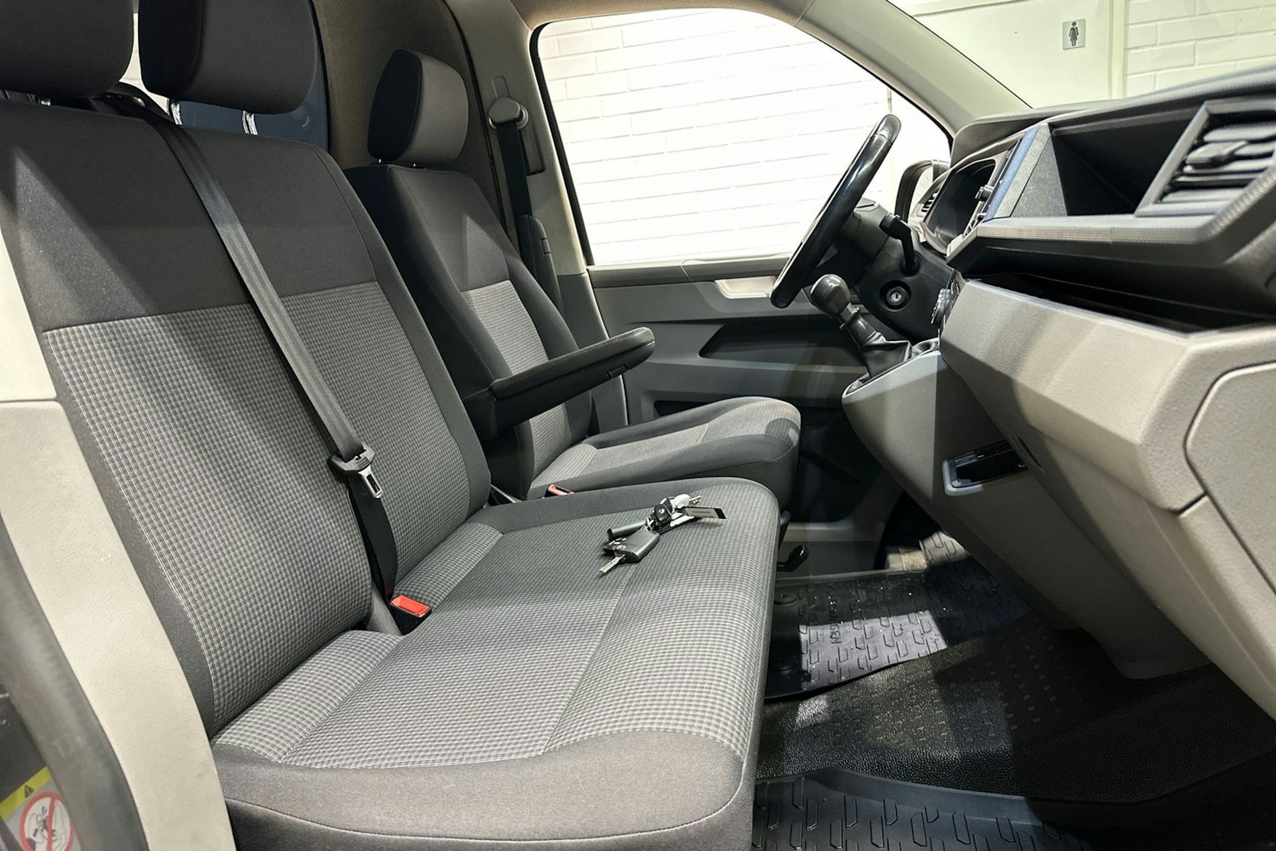 harmaa Volkswagen Transporter 2021 kuva 27.