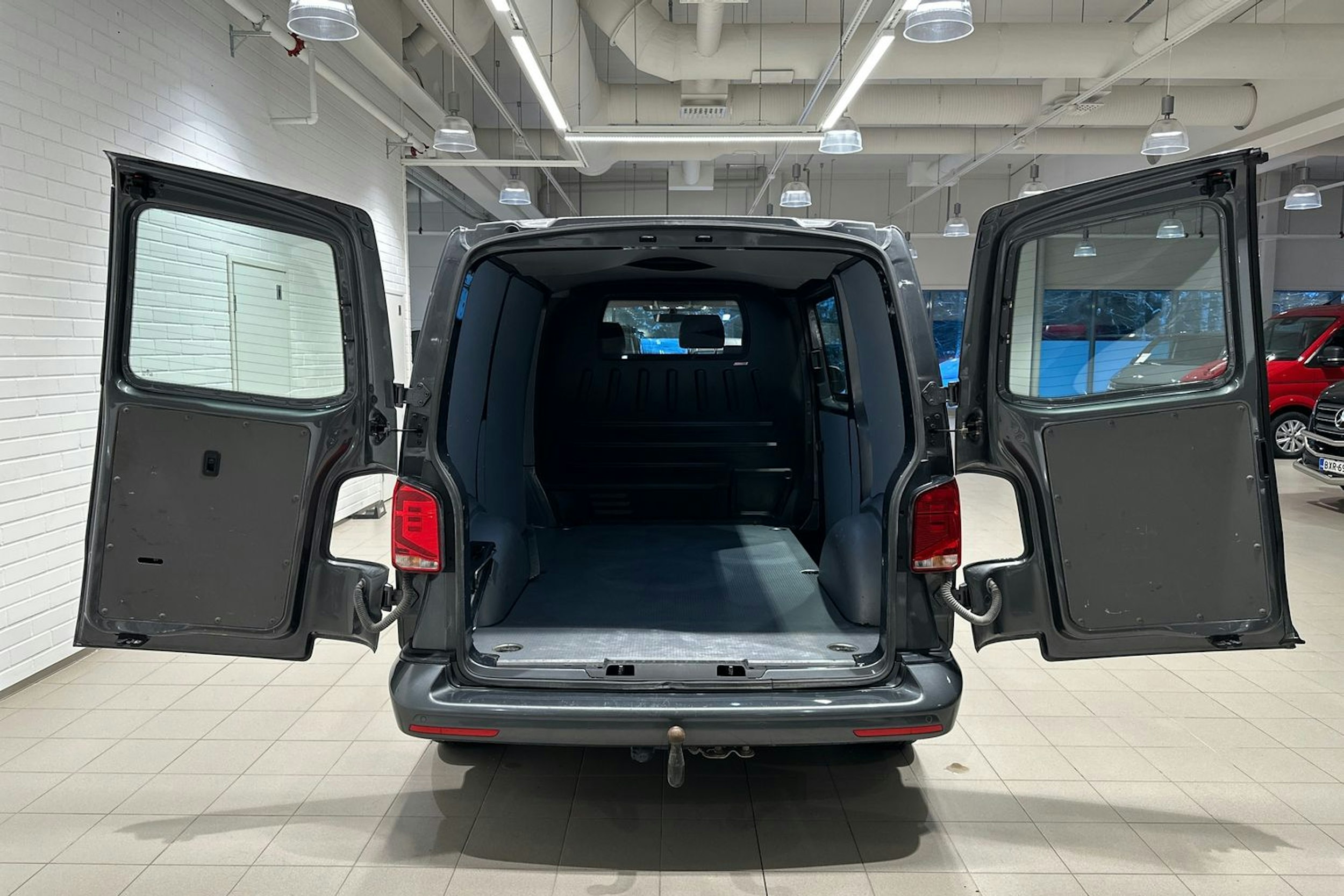 harmaa Volkswagen Transporter 2021 kuva 31.