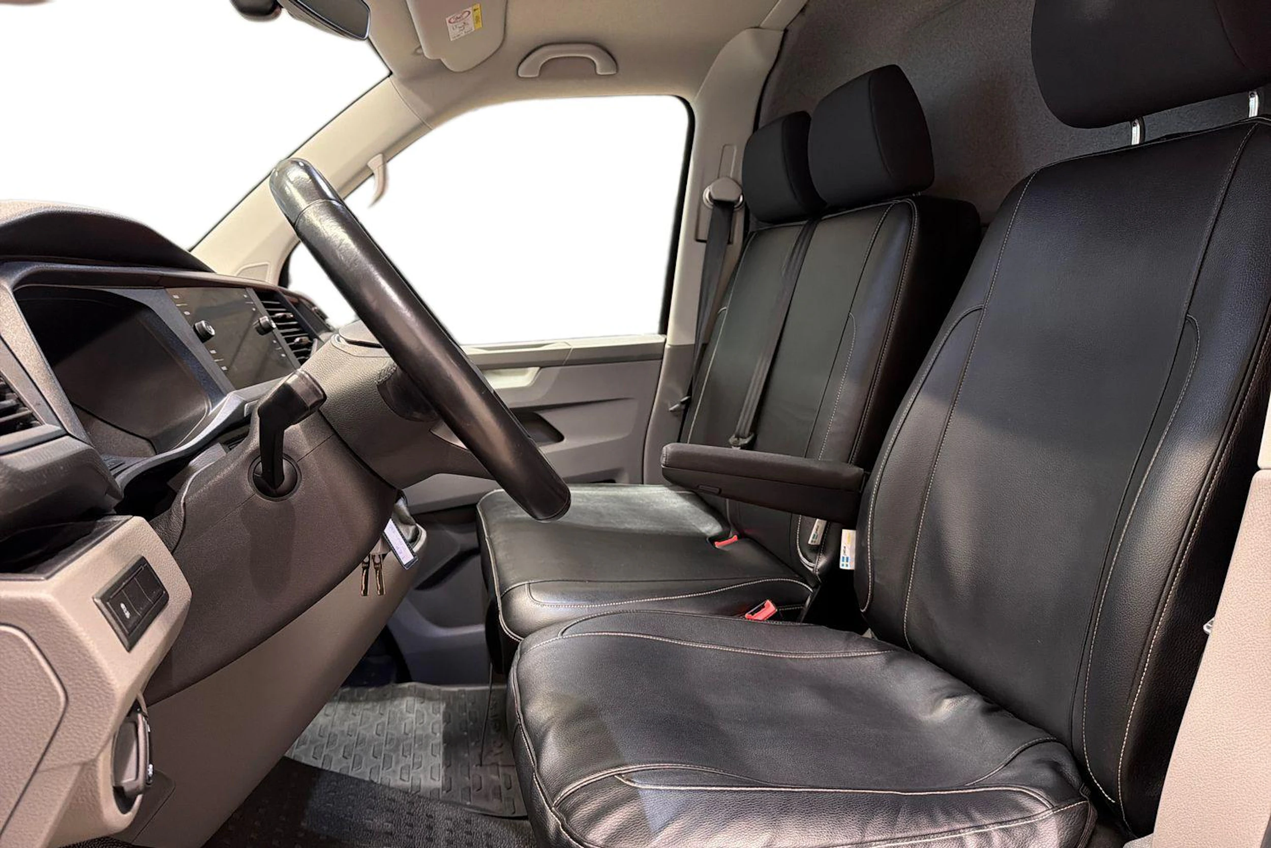 punainen Volkswagen Transporter 2021 kuva 11.