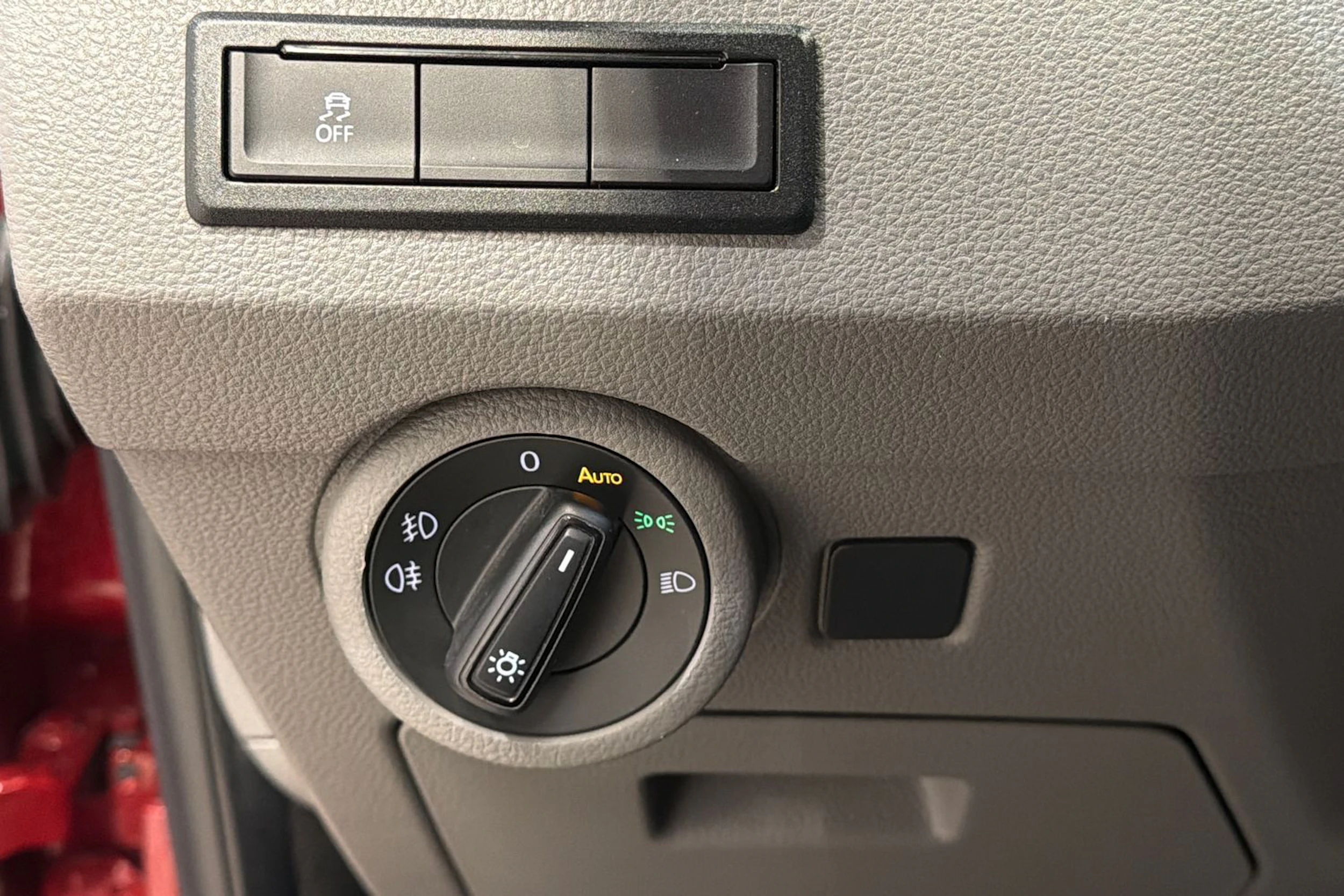 punainen Volkswagen Transporter 2021 kuva 16.