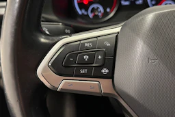 punainen Volkswagen Transporter 2021 kuva 17.