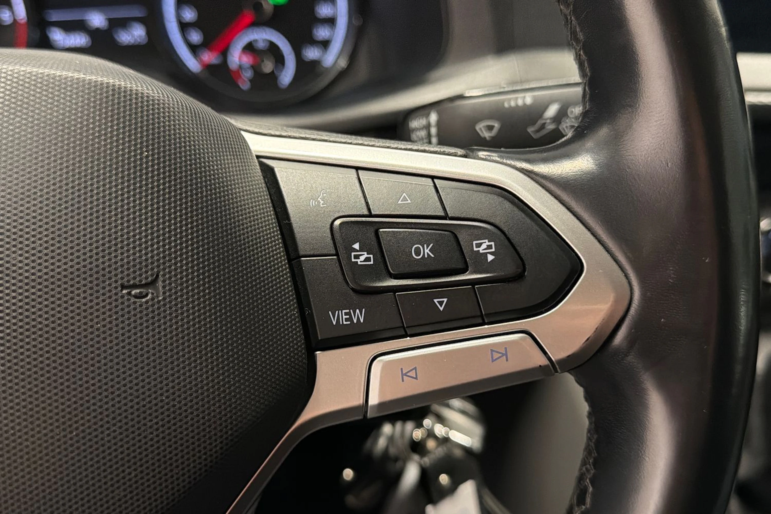 punainen Volkswagen Transporter 2021 kuva 18.