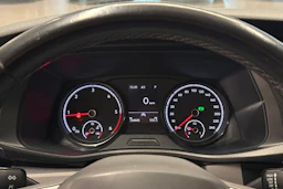 punainen Volkswagen Transporter 2021 kuva 19.