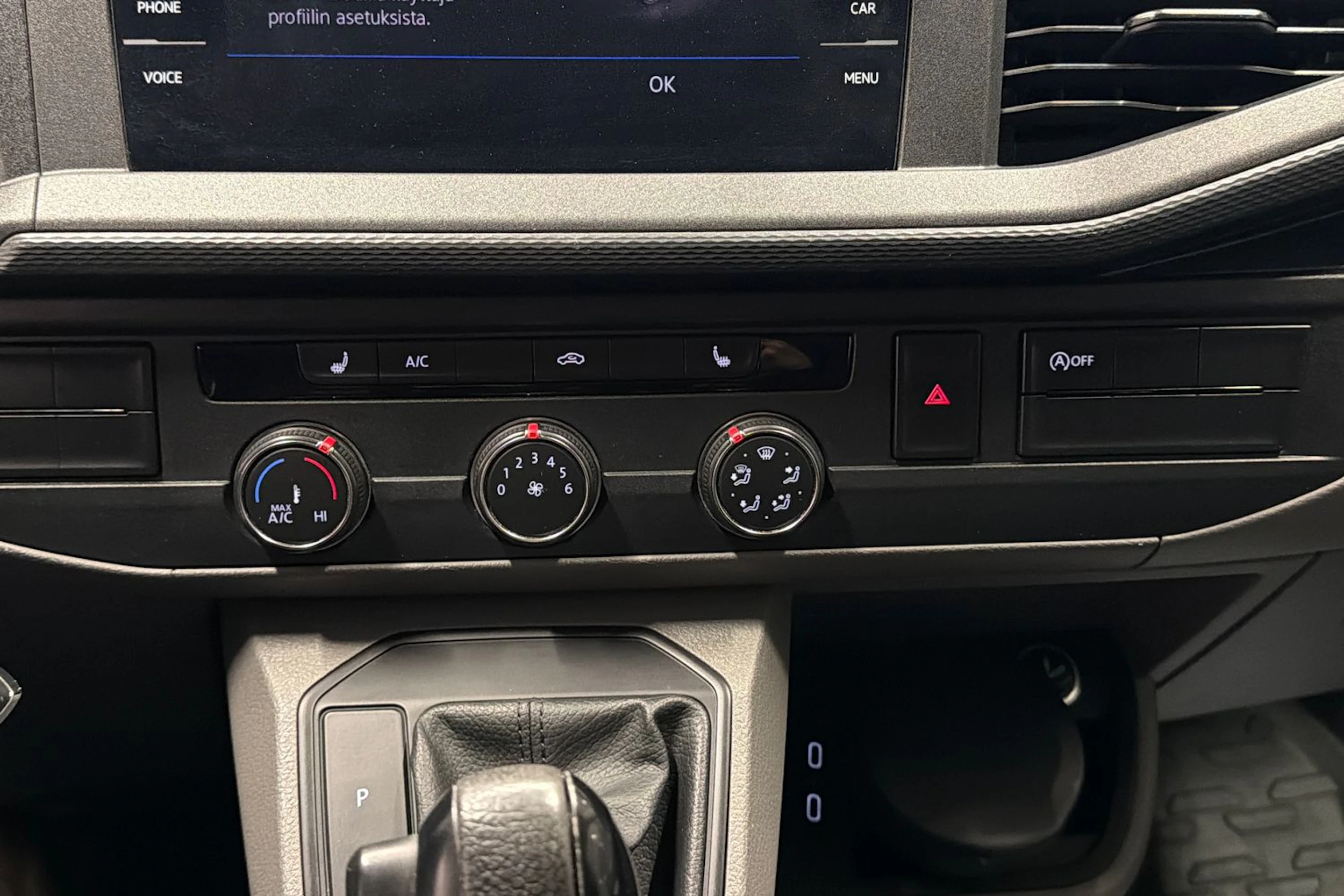 punainen Volkswagen Transporter 2021 kuva 24.