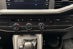 punainen Volkswagen Transporter 2021 kuva 24.