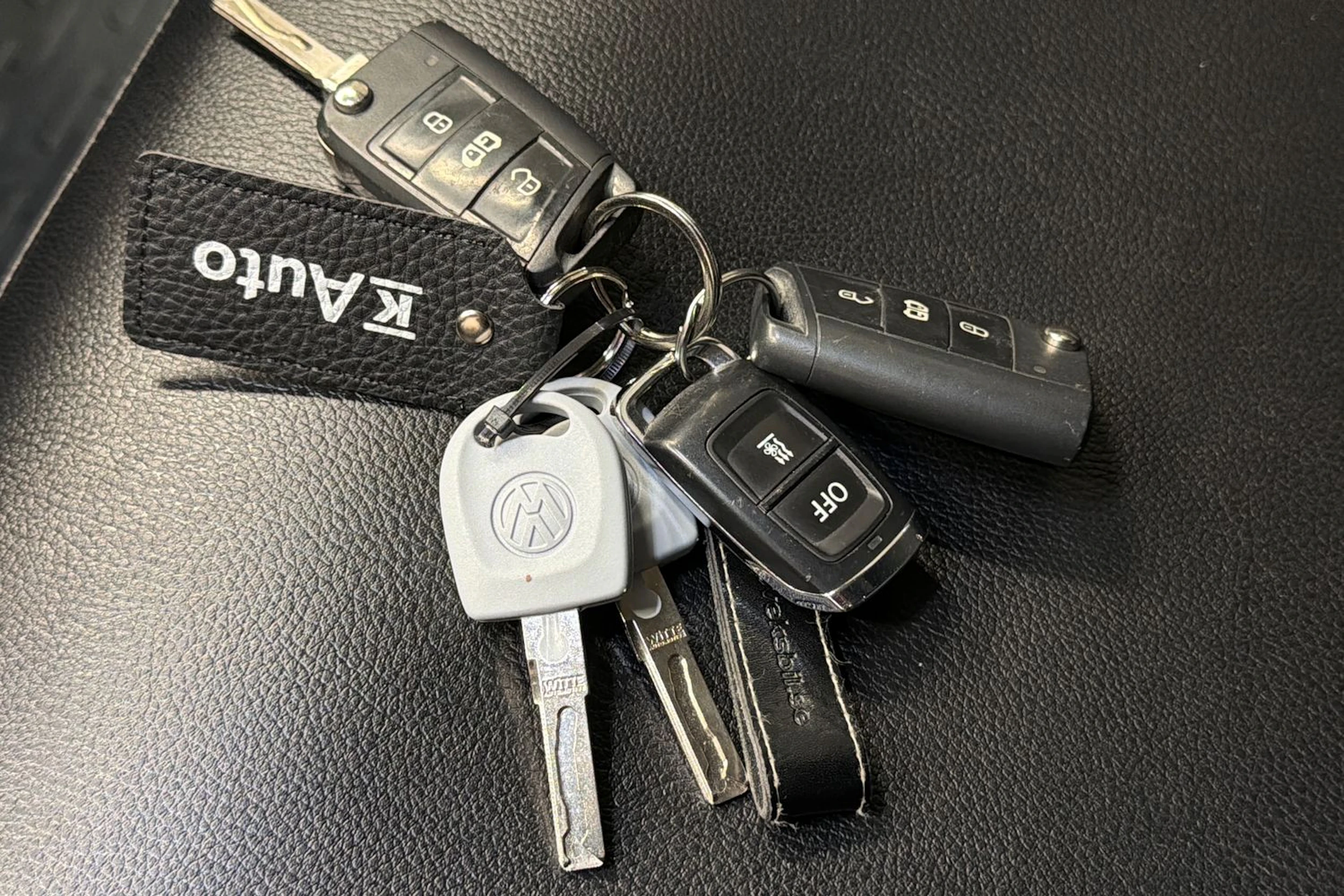 punainen Volkswagen Transporter 2021 kuva 25.