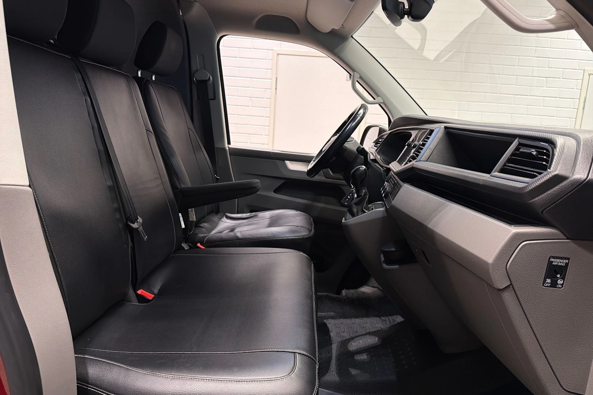 punainen Volkswagen Transporter 2021 kuva 26.