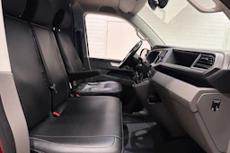 punainen Volkswagen Transporter 2021 kuva 26.