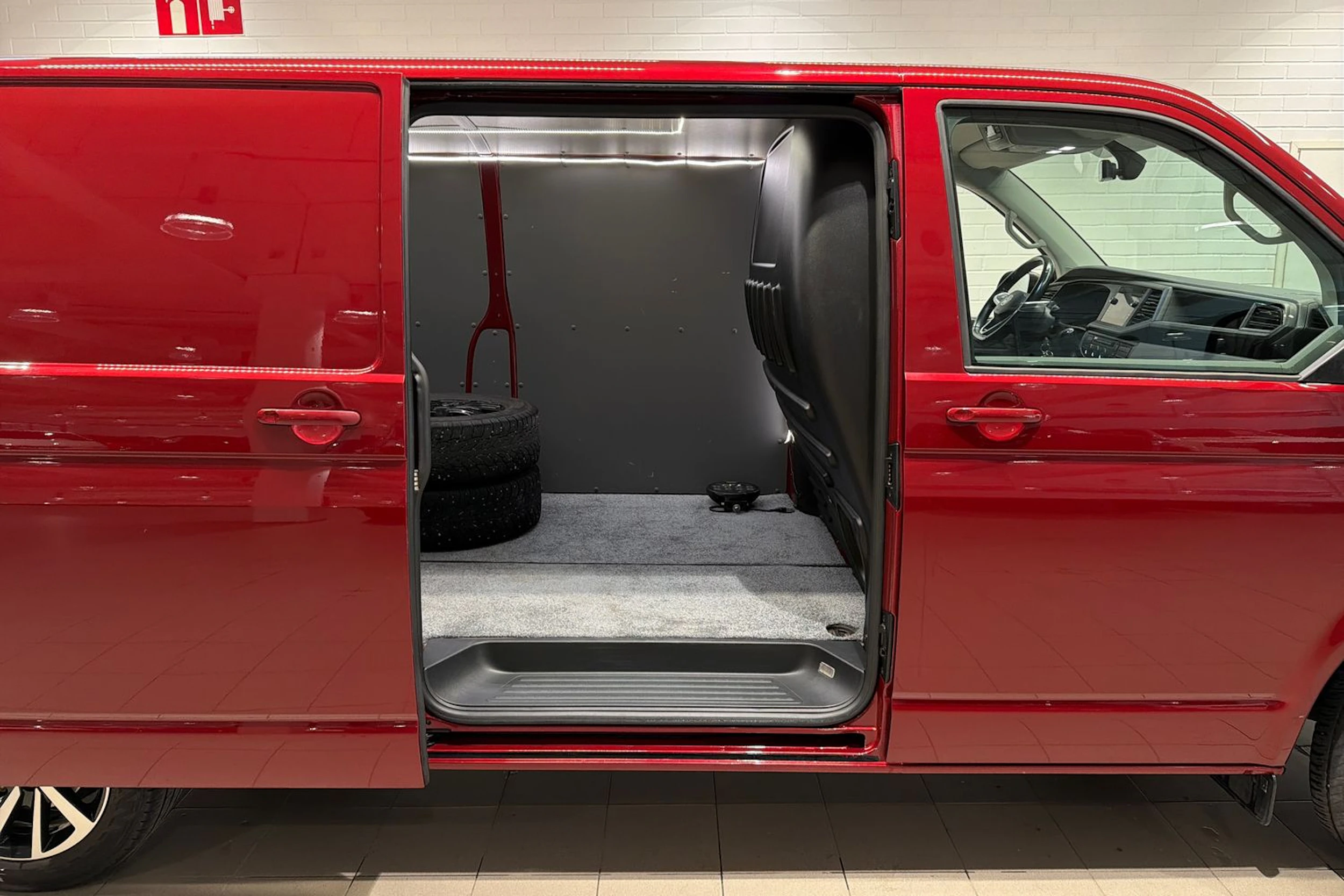 punainen Volkswagen Transporter 2021 kuva 27.