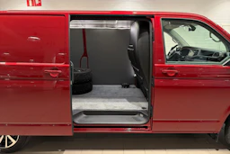 punainen Volkswagen Transporter 2021 kuva 27.