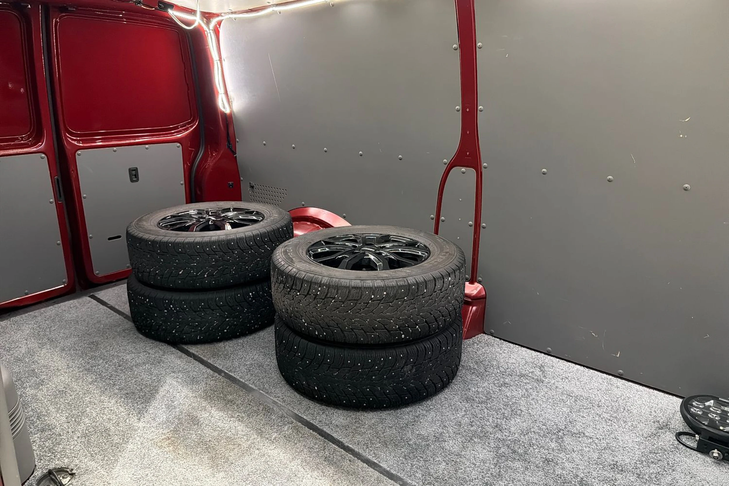 punainen Volkswagen Transporter 2021 kuva 28.