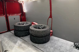 punainen Volkswagen Transporter 2021 kuva 28.