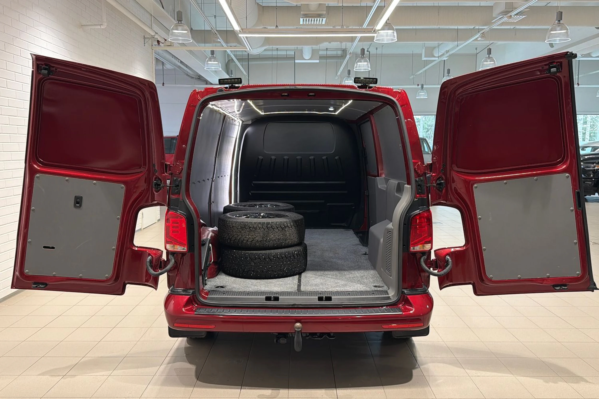 punainen Volkswagen Transporter 2021 kuva 32.