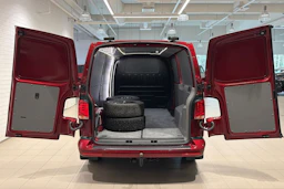 punainen Volkswagen Transporter 2021 kuva 32.