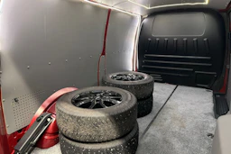 punainen Volkswagen Transporter 2021 kuva 33.