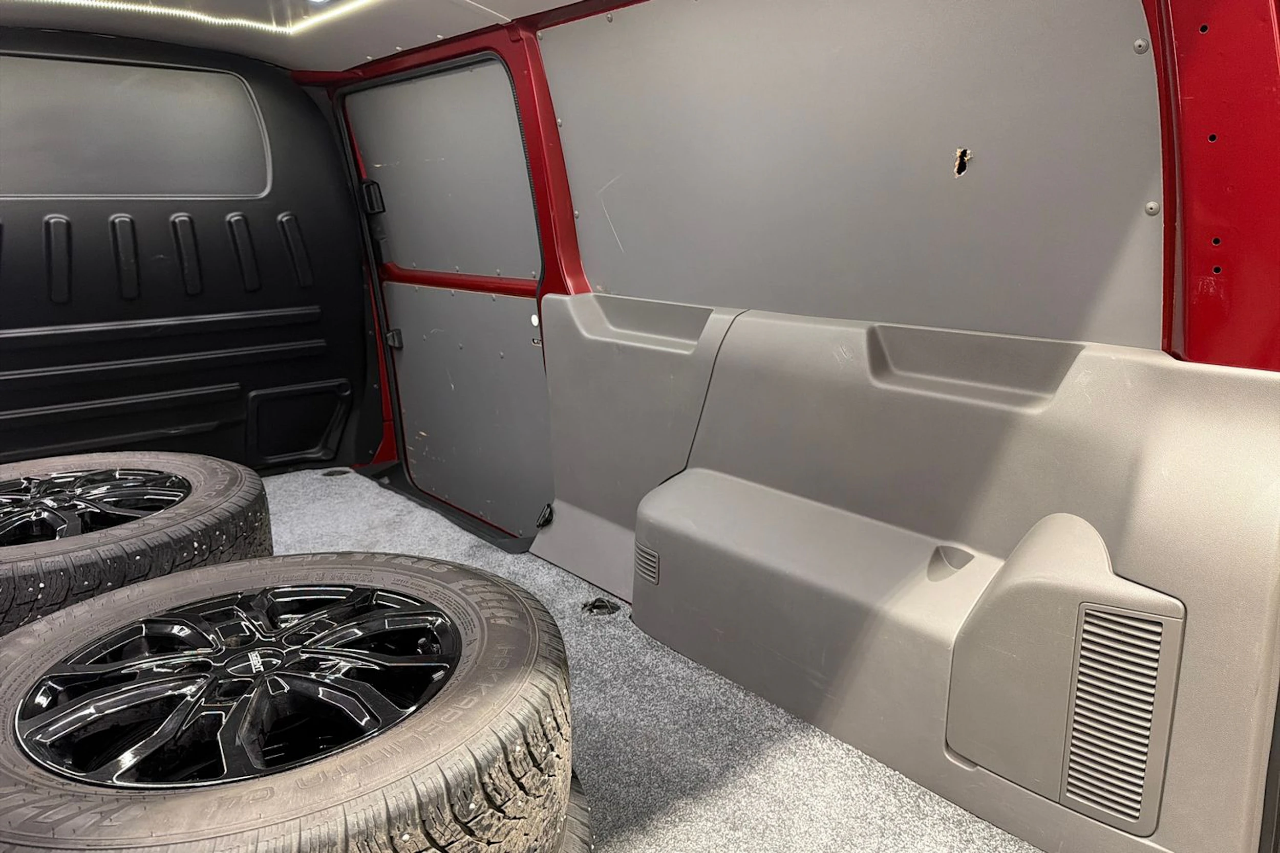 punainen Volkswagen Transporter 2021 kuva 34.