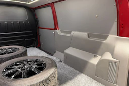 punainen Volkswagen Transporter 2021 kuva 34.