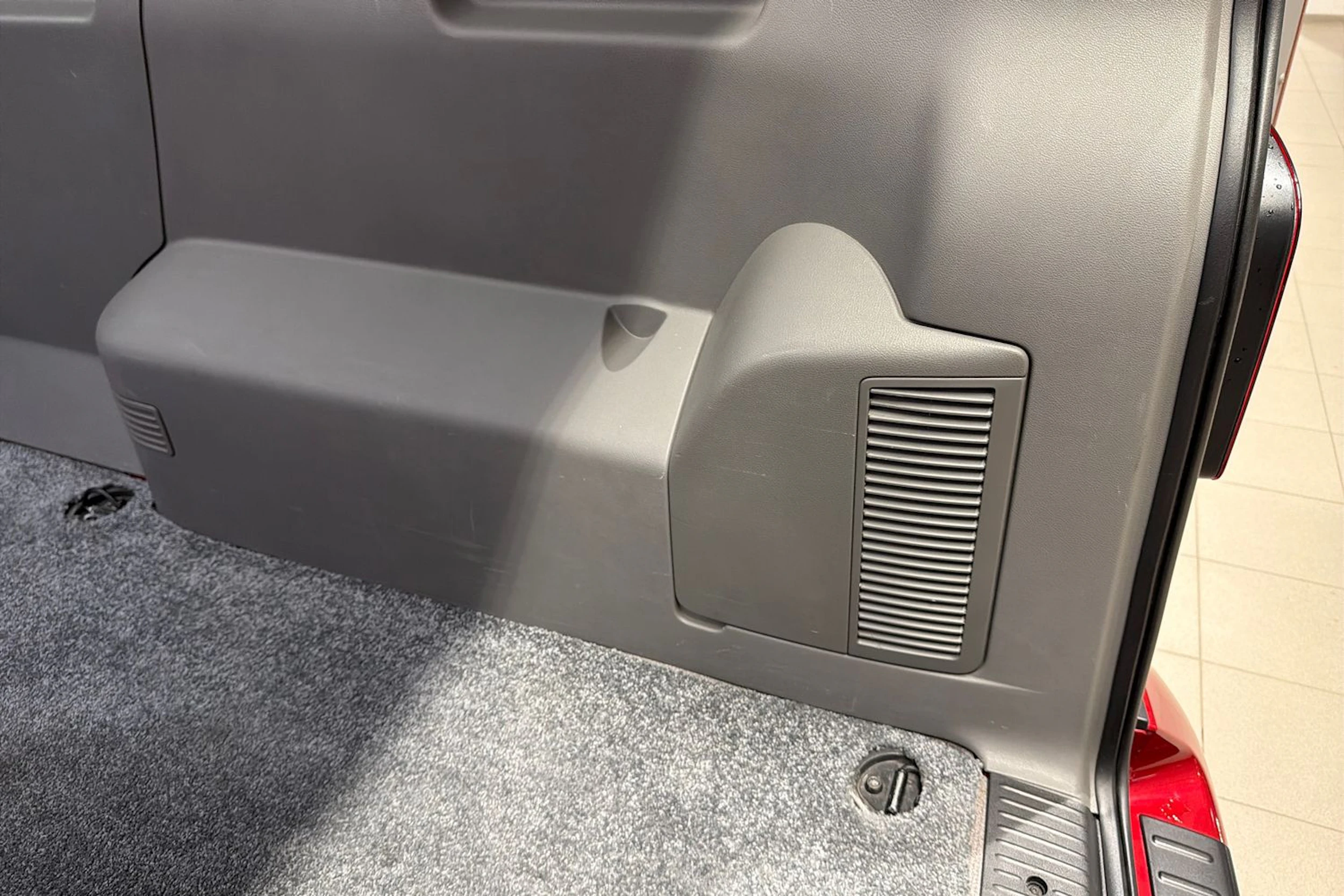 punainen Volkswagen Transporter 2021 kuva 35.