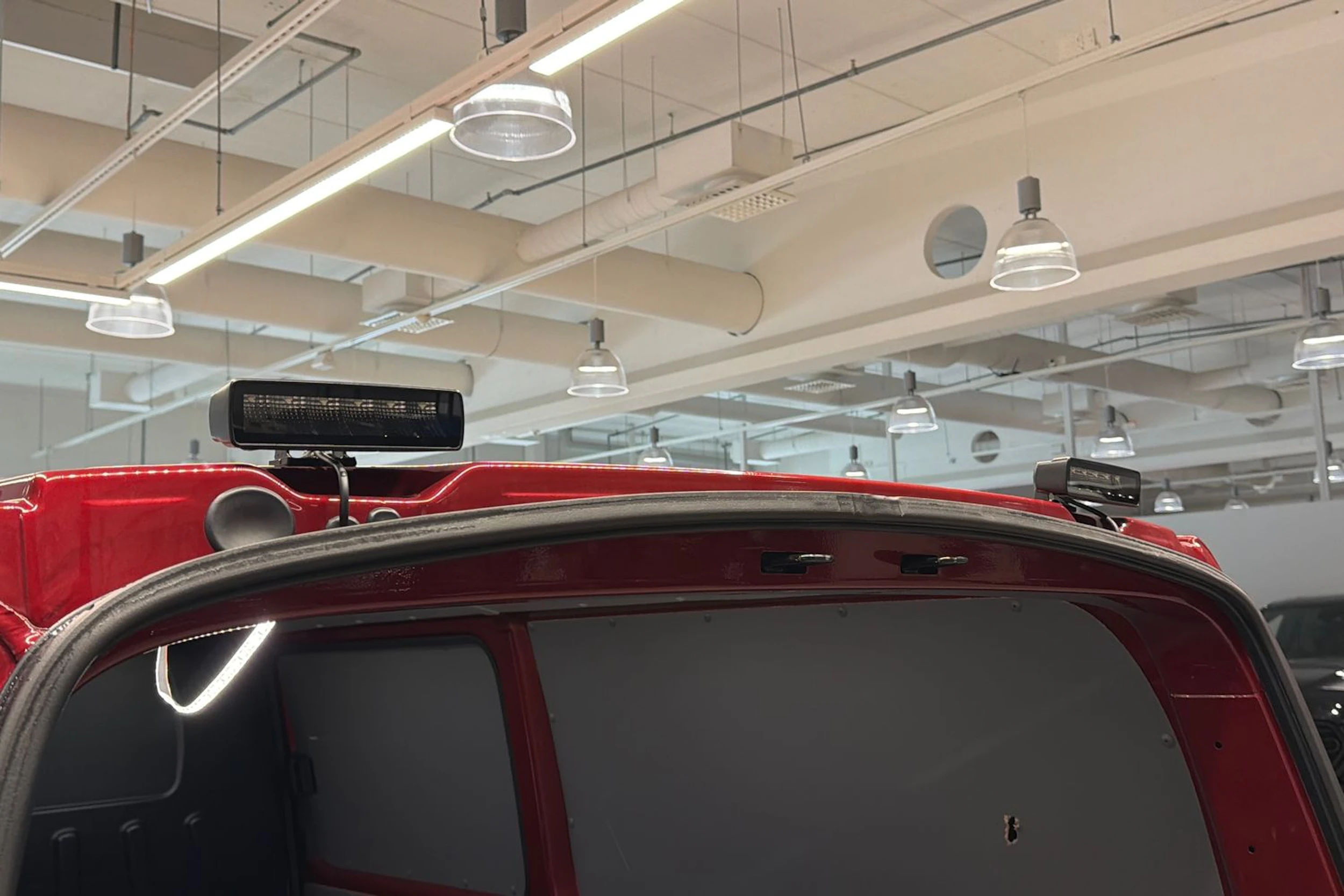 punainen Volkswagen Transporter 2021 kuva 36.