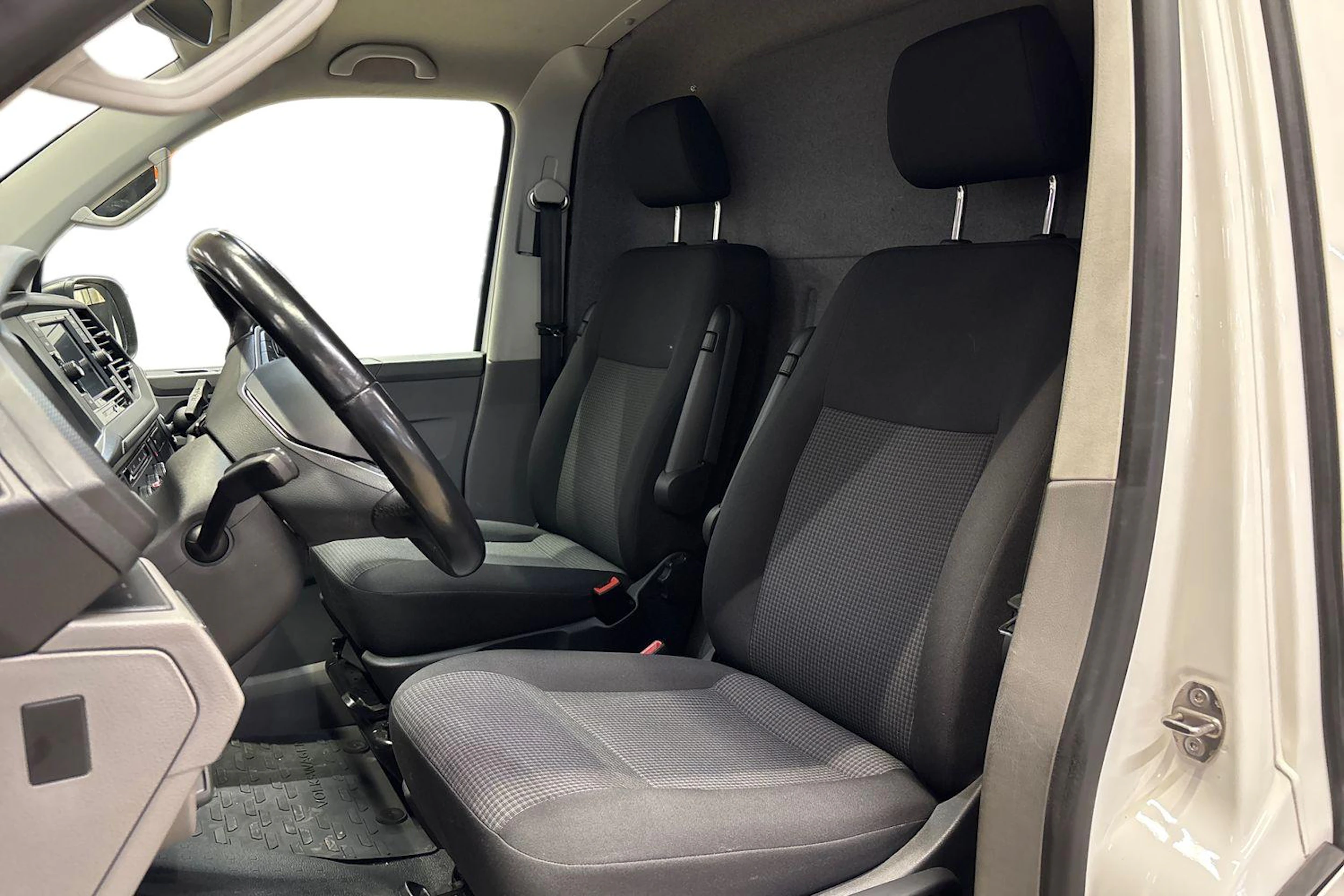 valkoinen Volkswagen Transporter 2021 kuva 8.