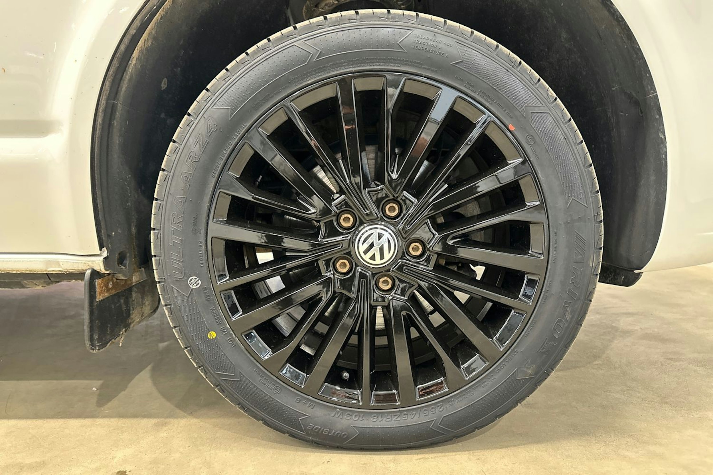 valkoinen Volkswagen Transporter 2022 kuva 23.