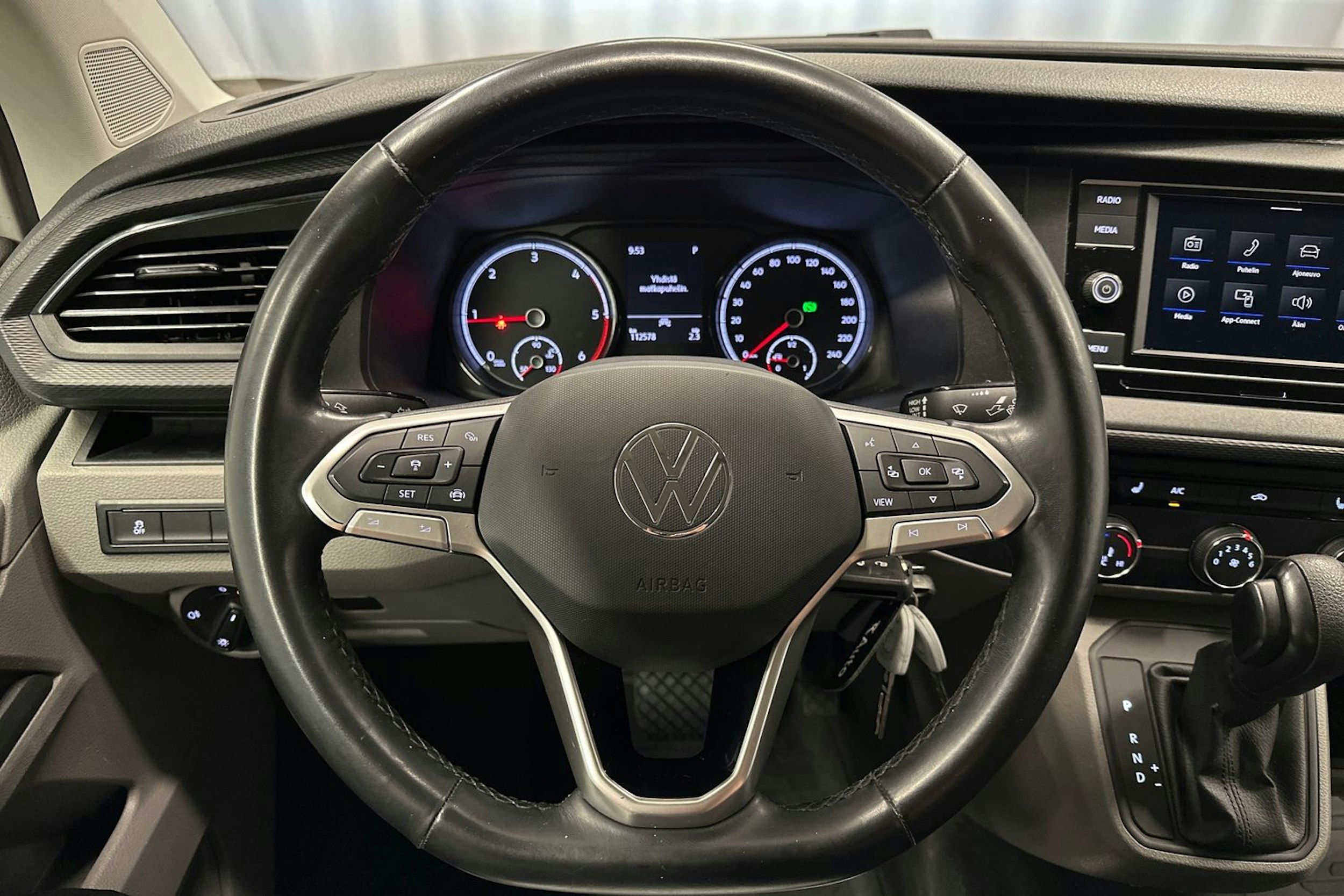 valkoinen Volkswagen Transporter 2022 kuva 11.