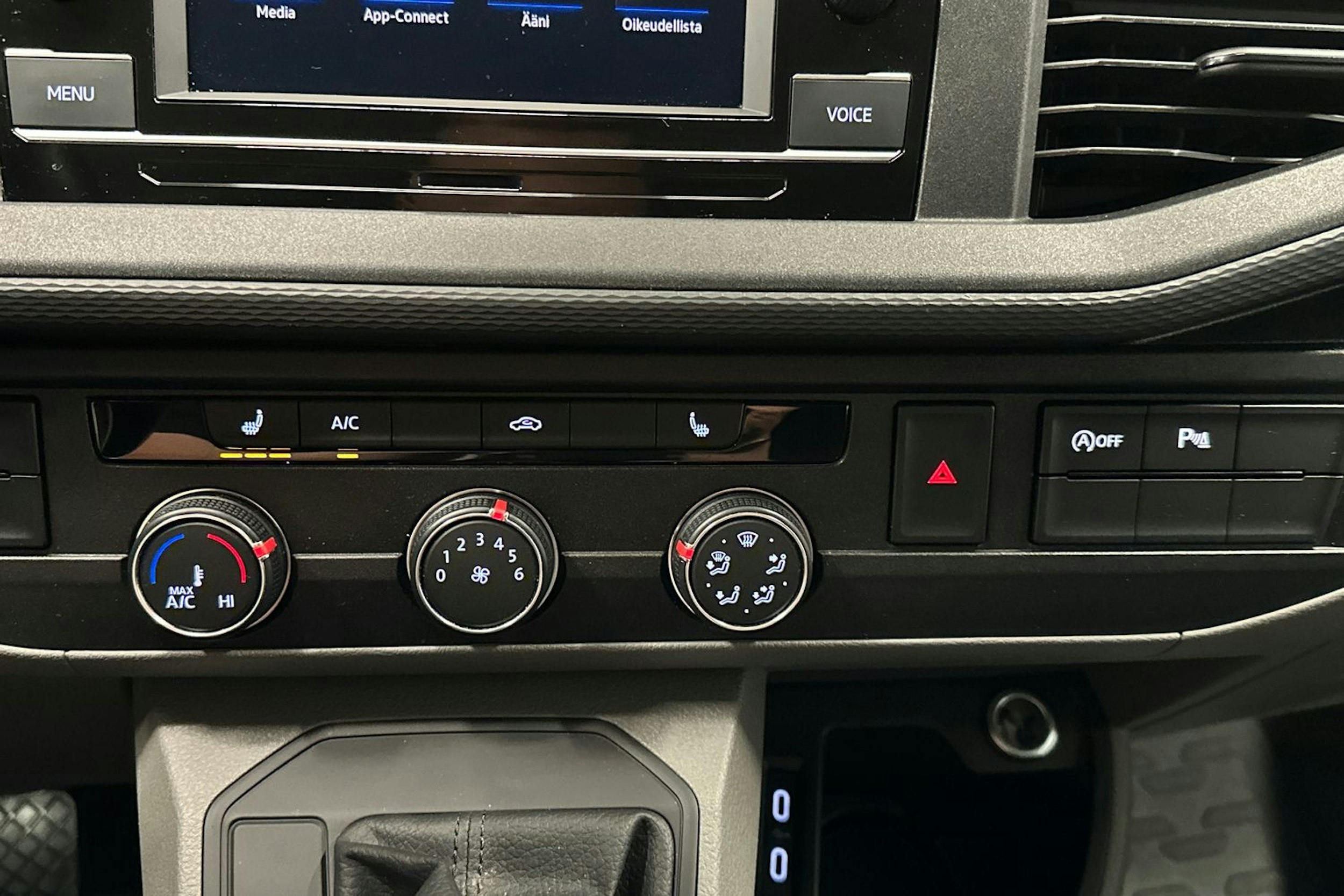valkoinen Volkswagen Transporter 2022 kuva 15.