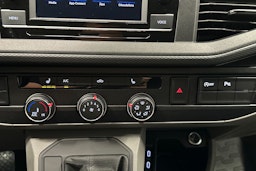 valkoinen Volkswagen Transporter 2022 kuva 15.