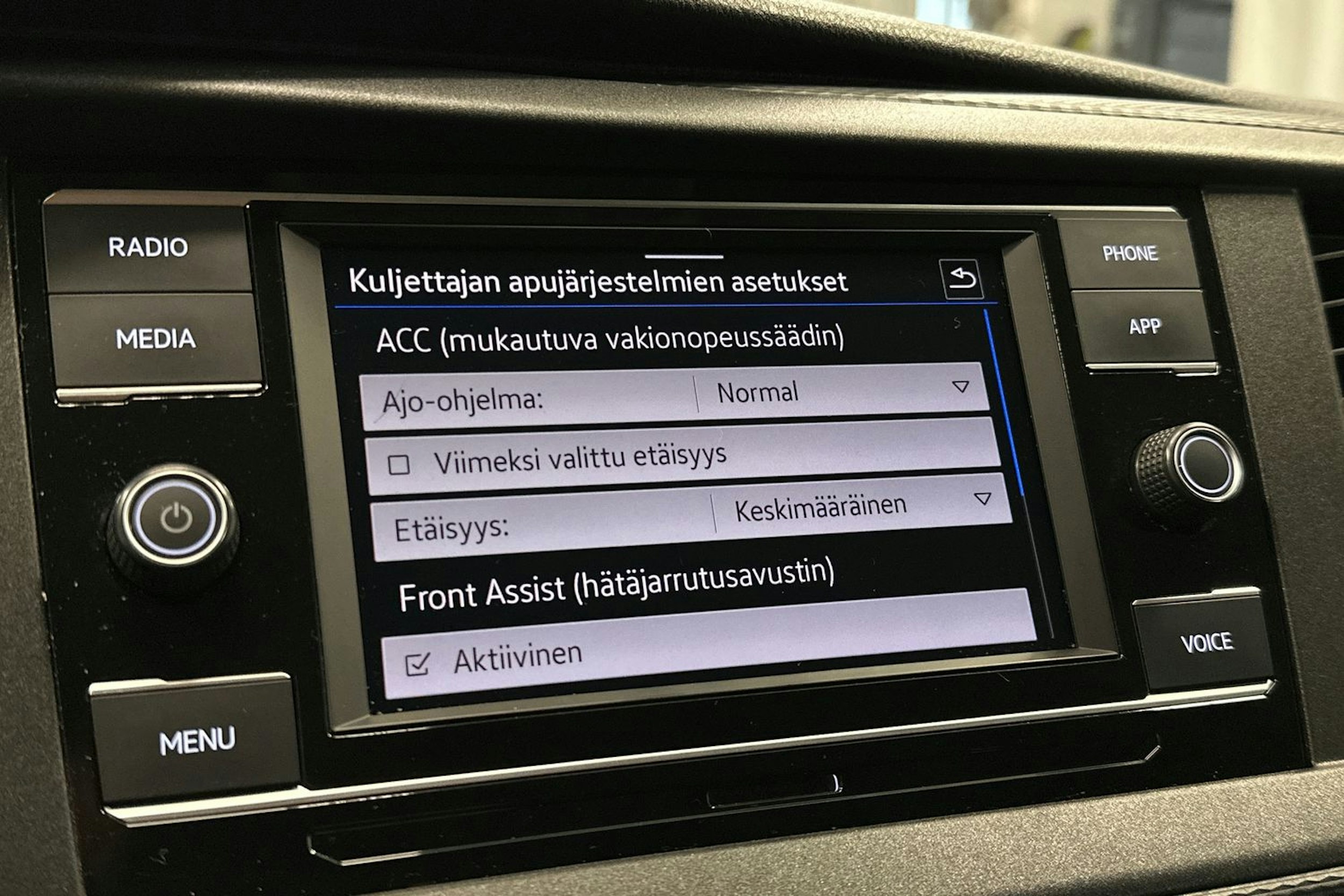valkoinen Volkswagen Transporter 2022 kuva 18.