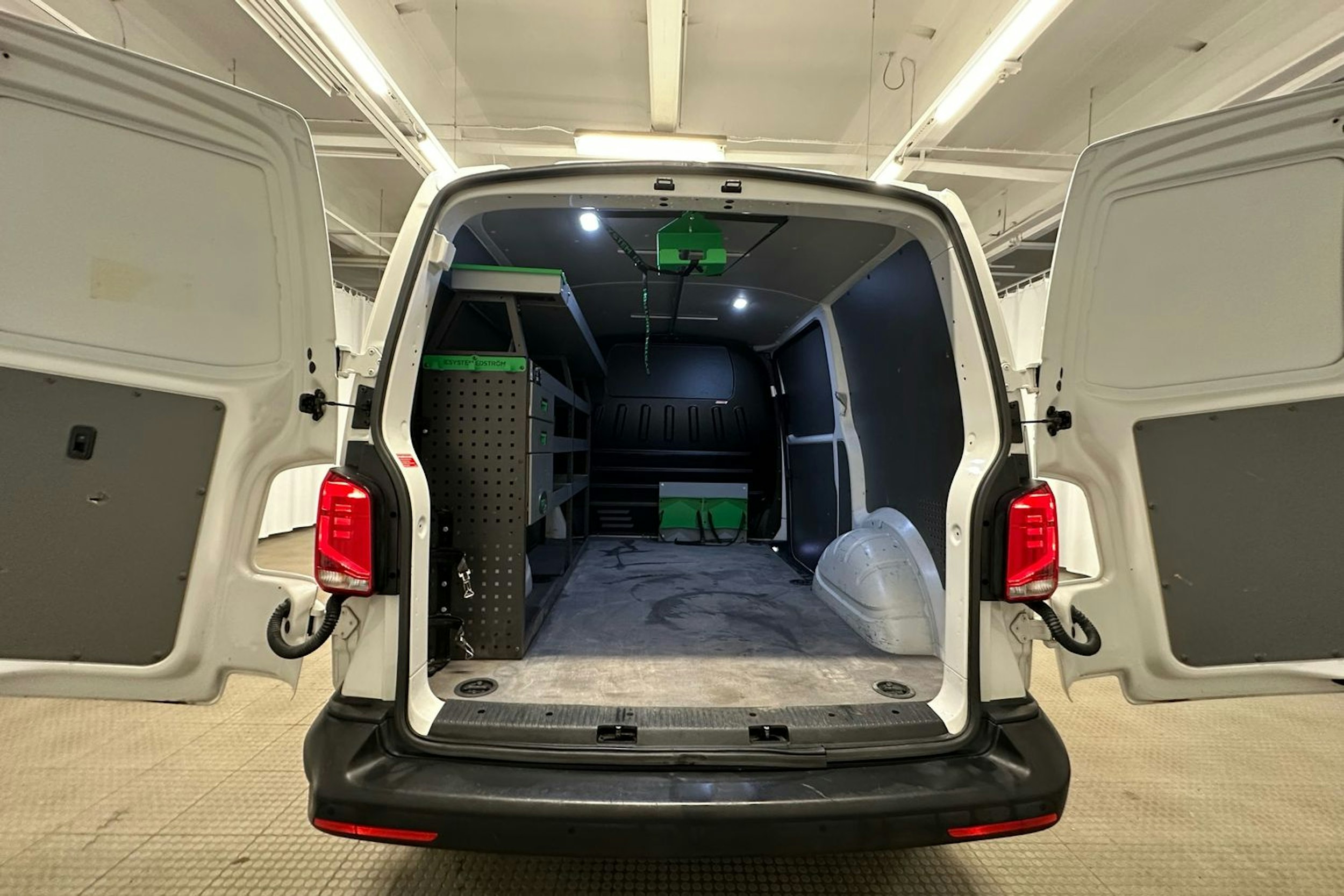 valkoinen Volkswagen Transporter 2022 kuva 22.
