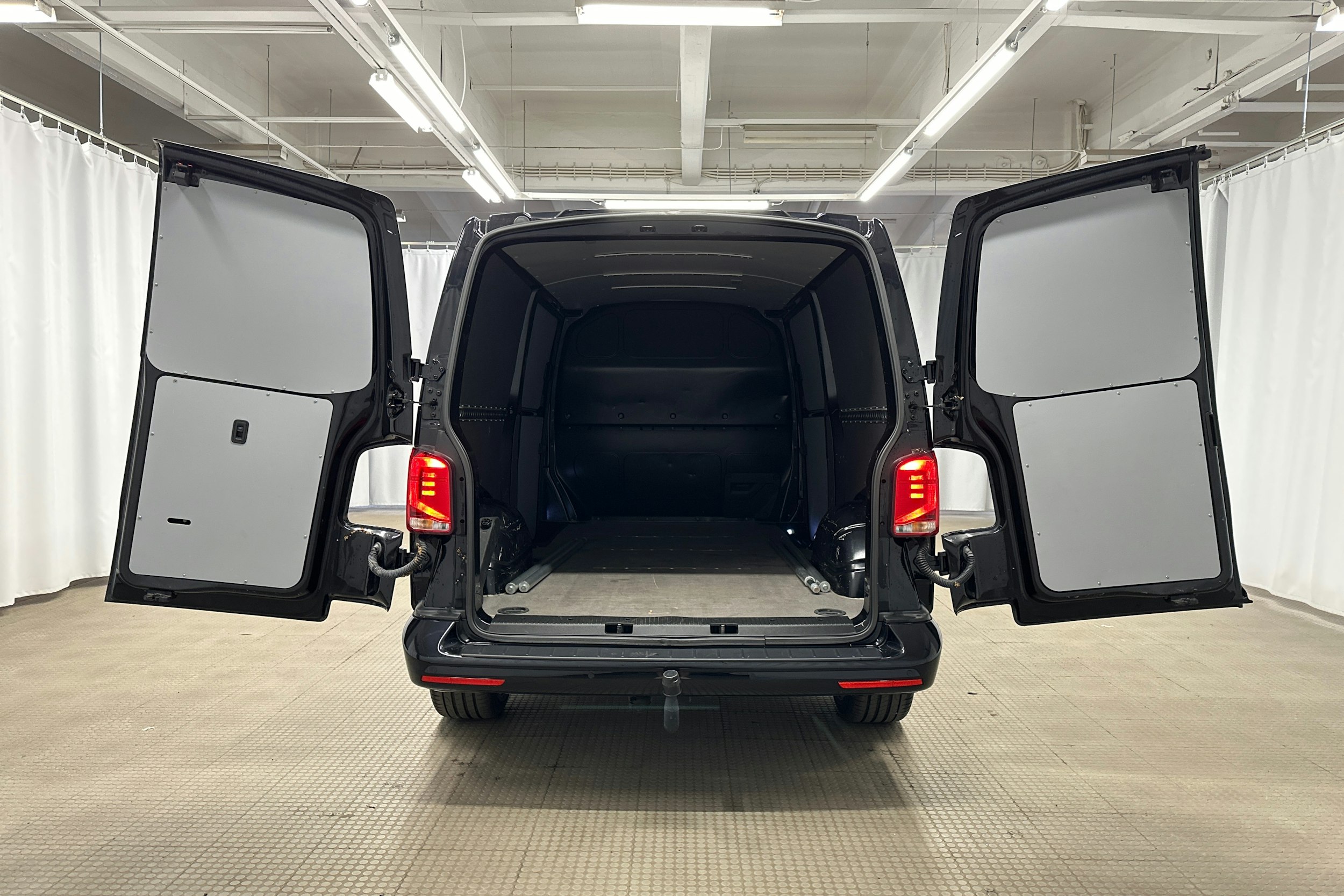 musta Volkswagen Transporter 2022 kuva 10.