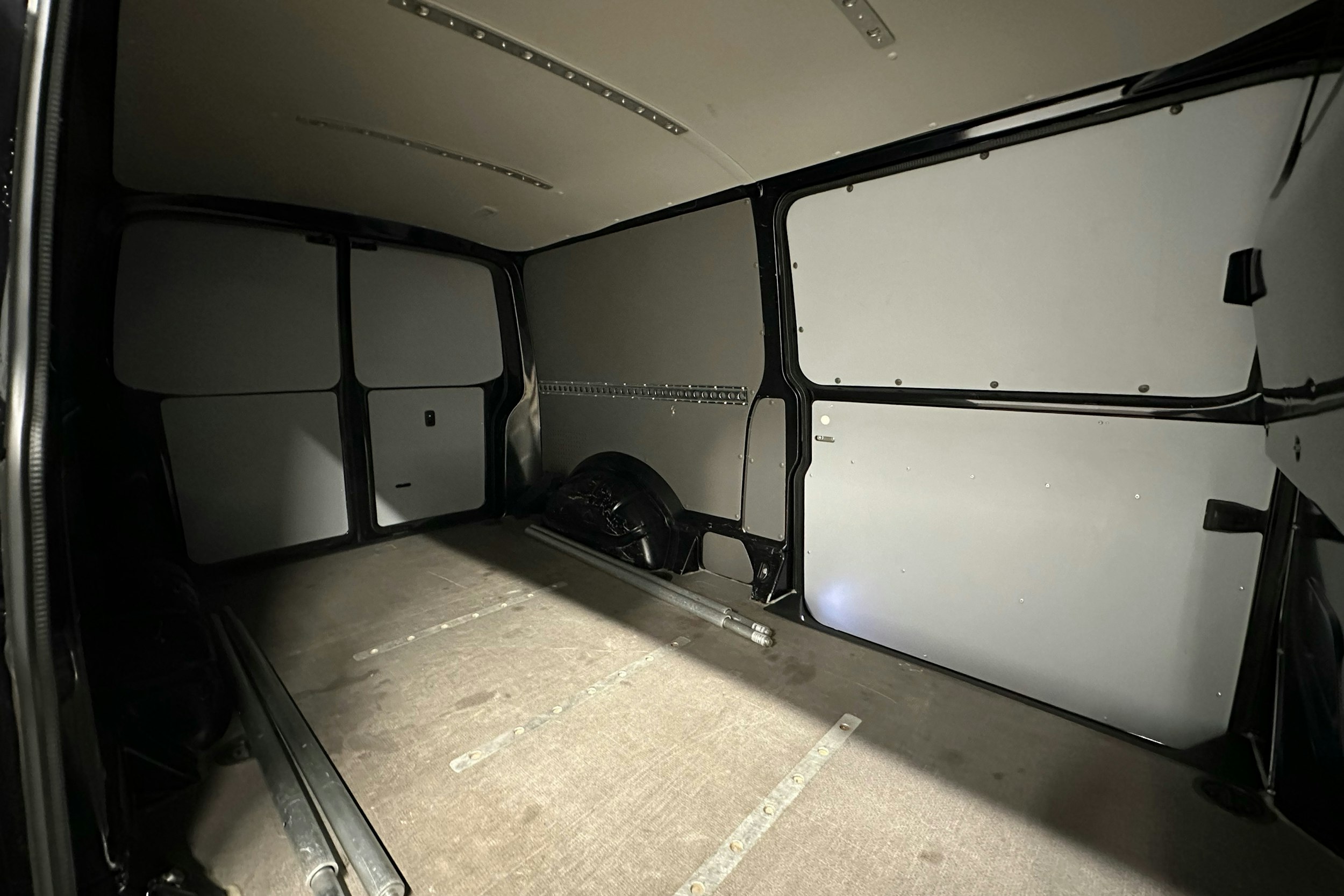 musta Volkswagen Transporter 2022 kuva 12.