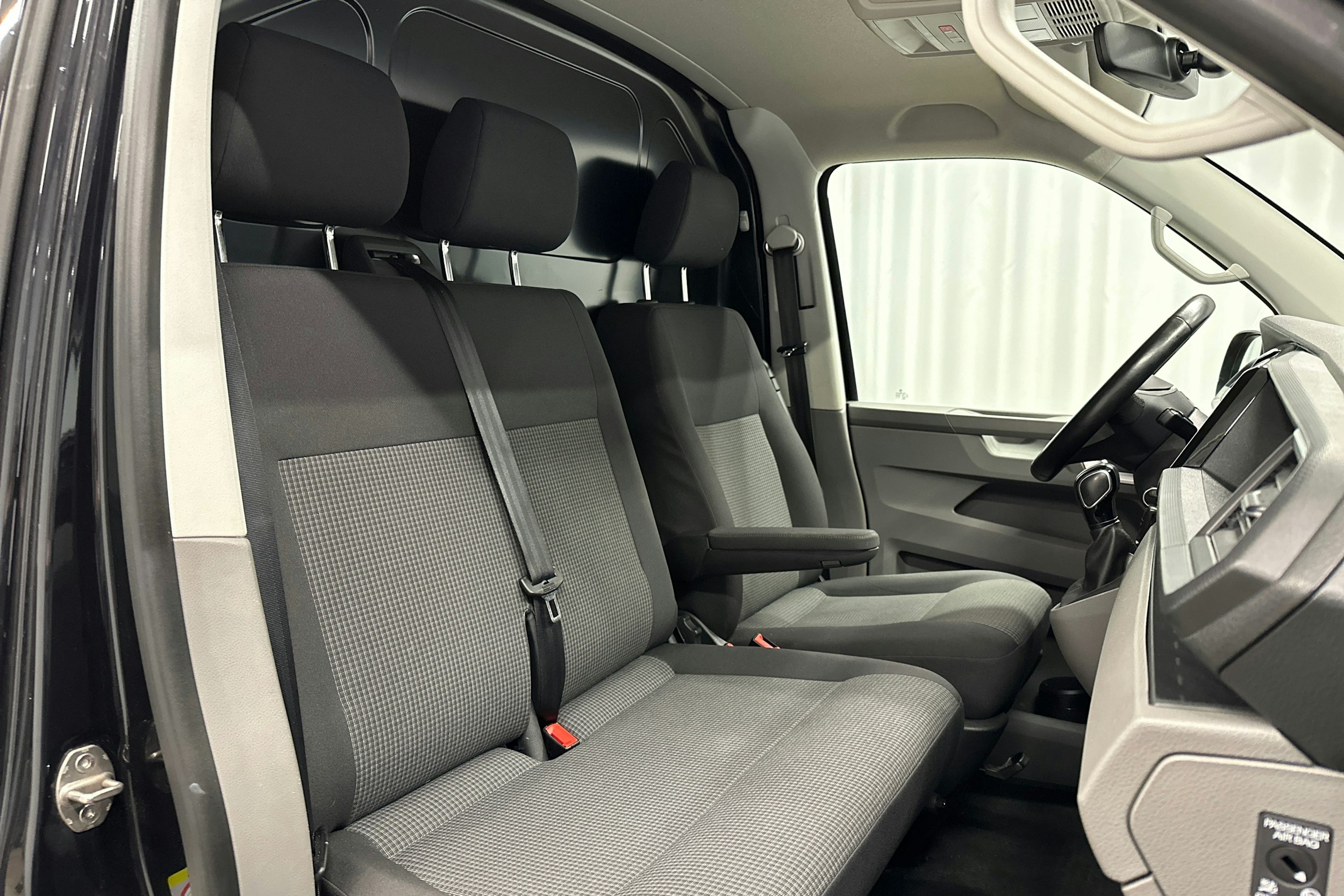 musta Volkswagen Transporter 2022 kuva 13.