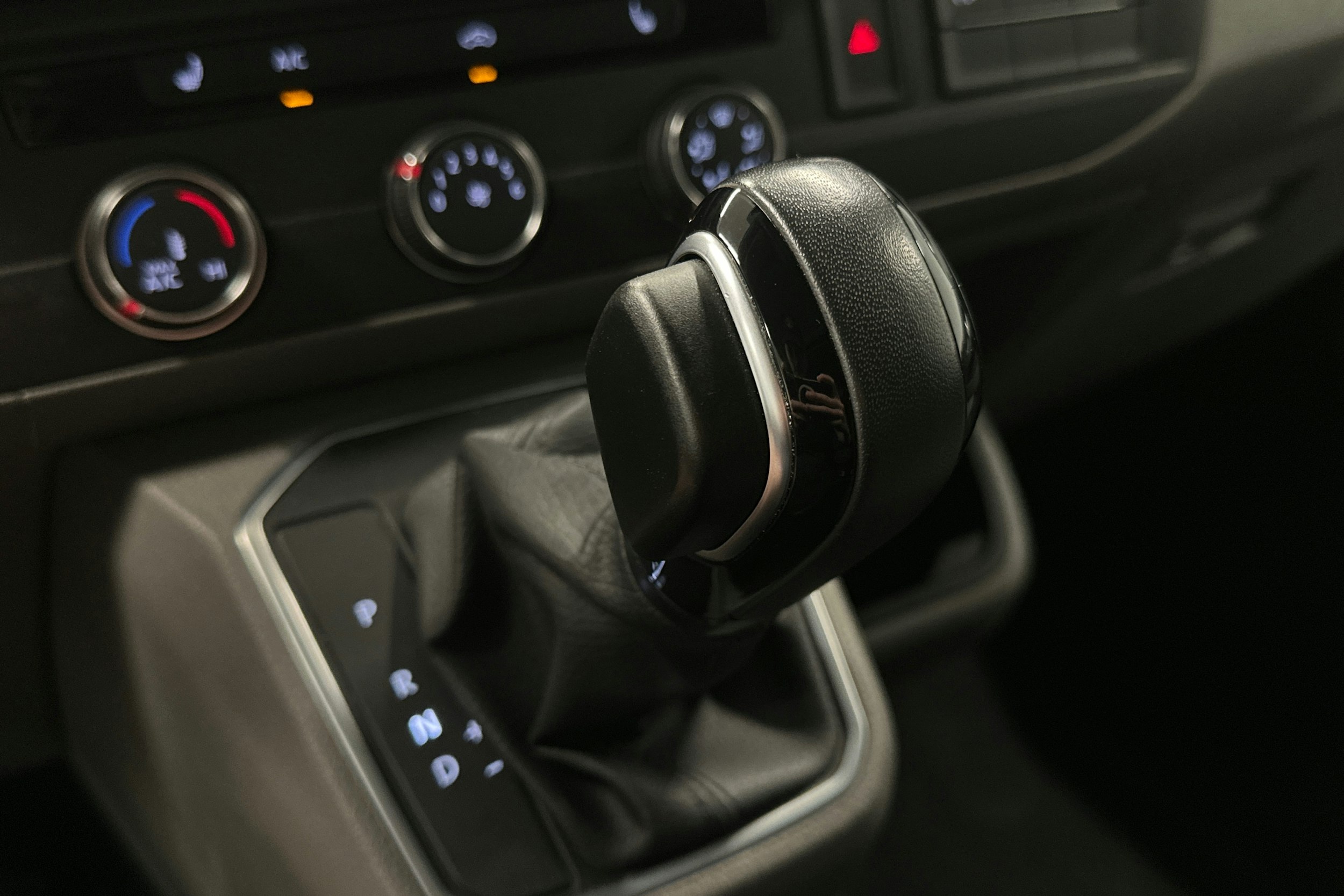 musta Volkswagen Transporter 2022 kuva 25.