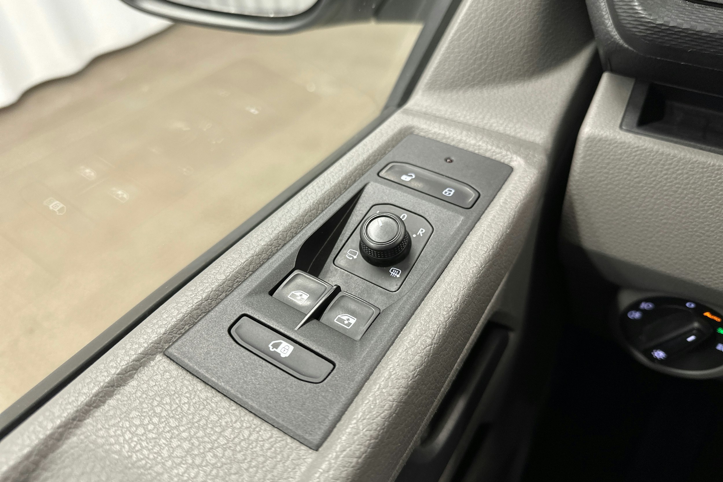 valkoinen Volkswagen Transporter 2022 kuva 12.
