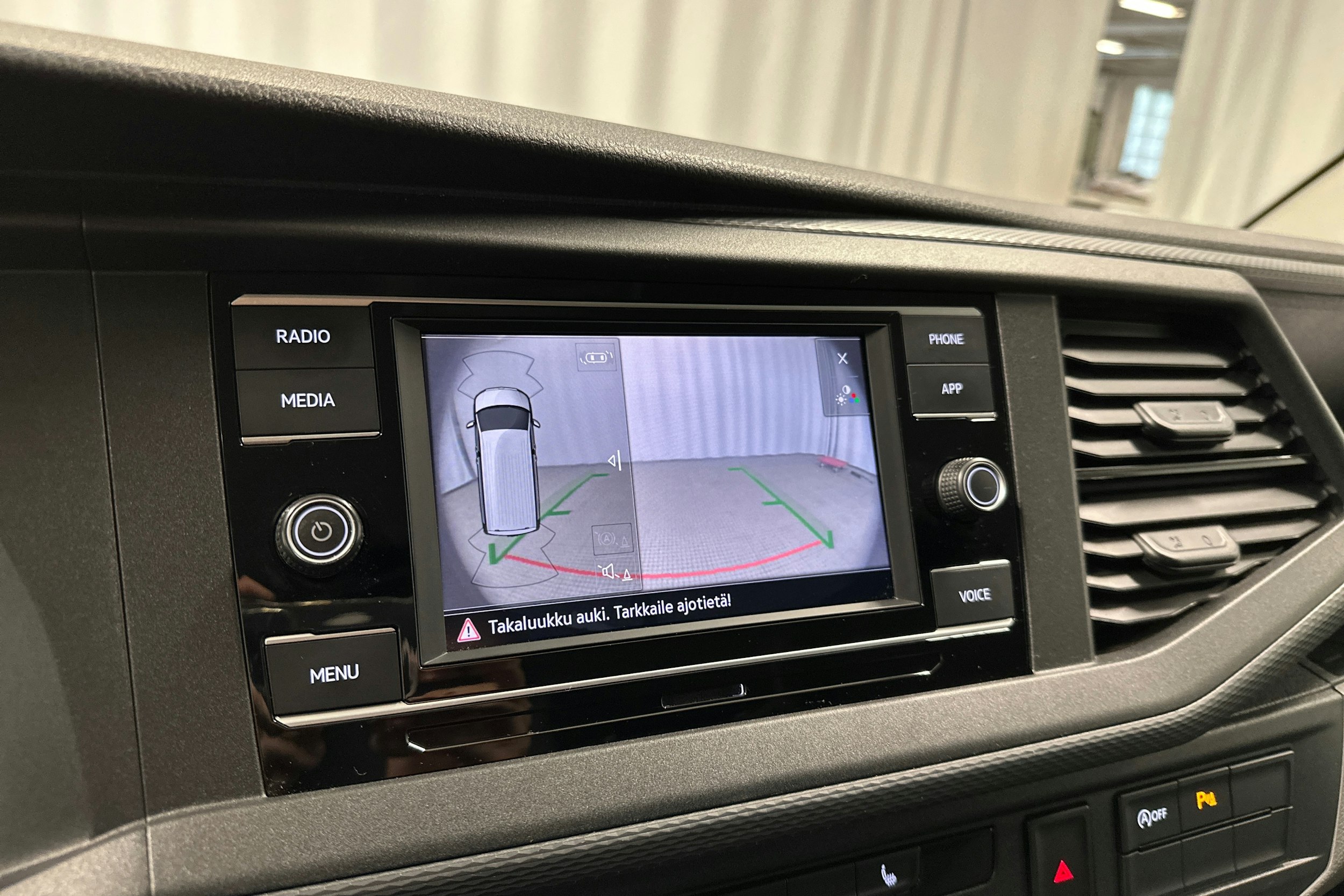 valkoinen Volkswagen Transporter 2022 kuva 13.