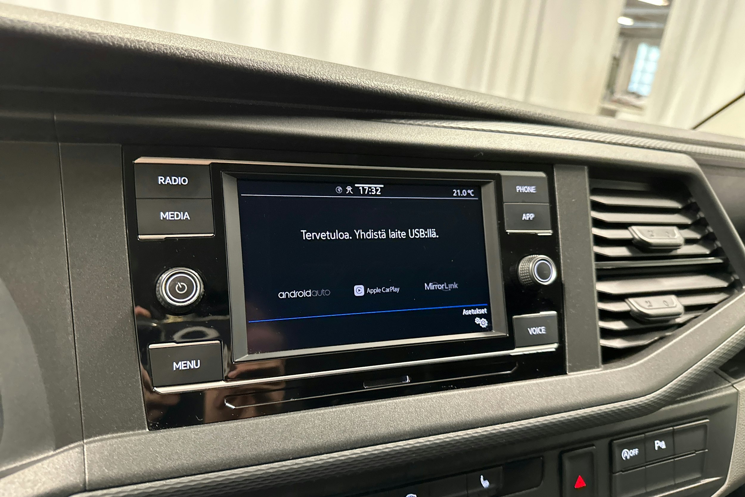valkoinen Volkswagen Transporter 2022 kuva 14.
