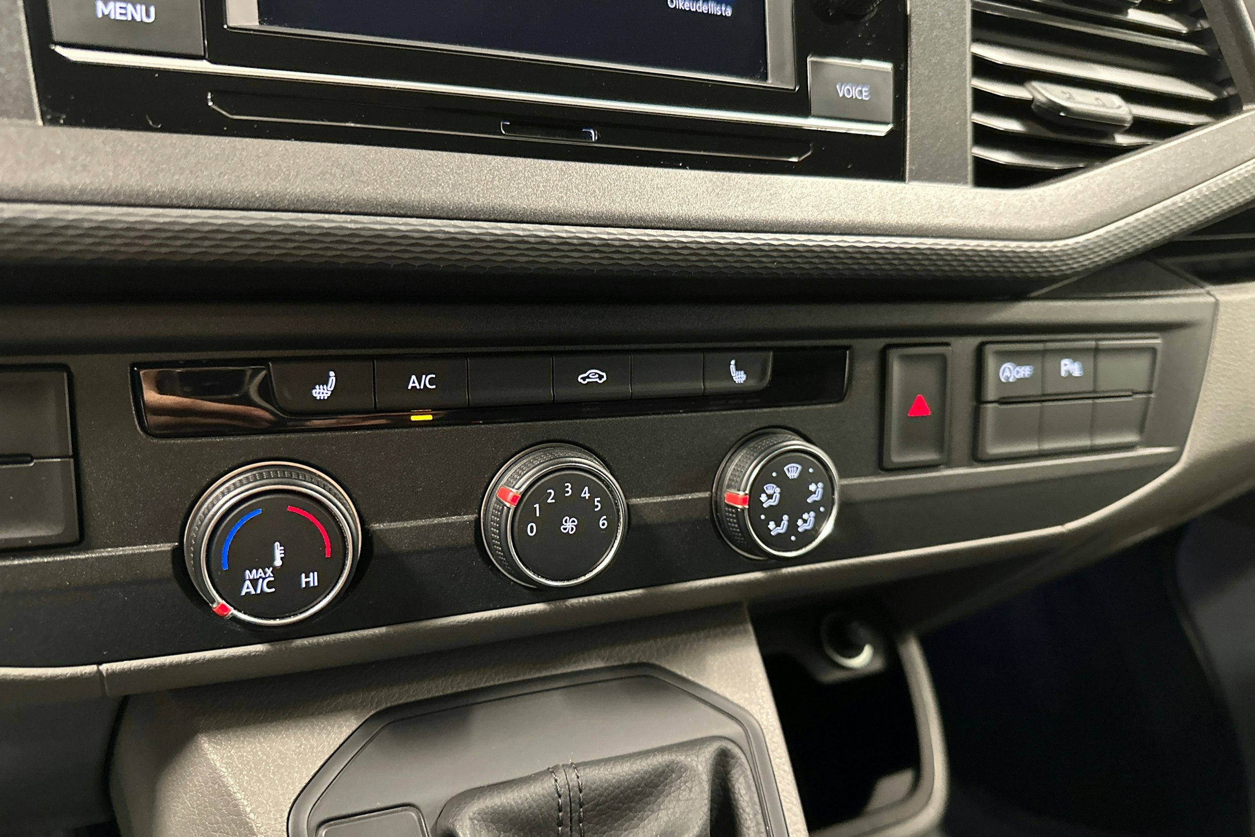 valkoinen Volkswagen Transporter 2022 kuva 15.