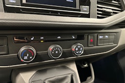 valkoinen Volkswagen Transporter 2022 kuva 15.