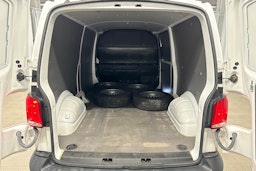 valkoinen Volkswagen Transporter 2022 kuva 17.