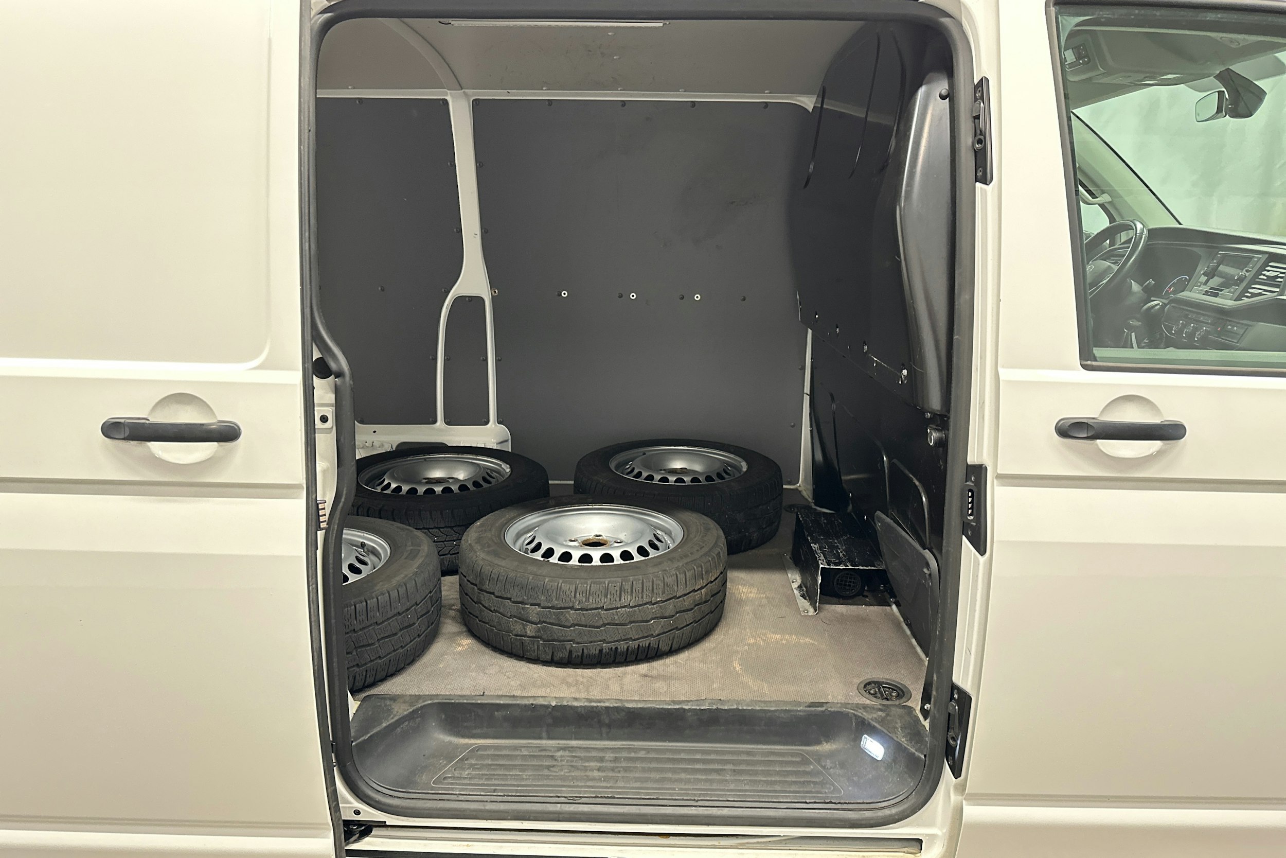 valkoinen Volkswagen Transporter 2022 kuva 18.