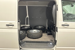 valkoinen Volkswagen Transporter 2022 kuva 18.