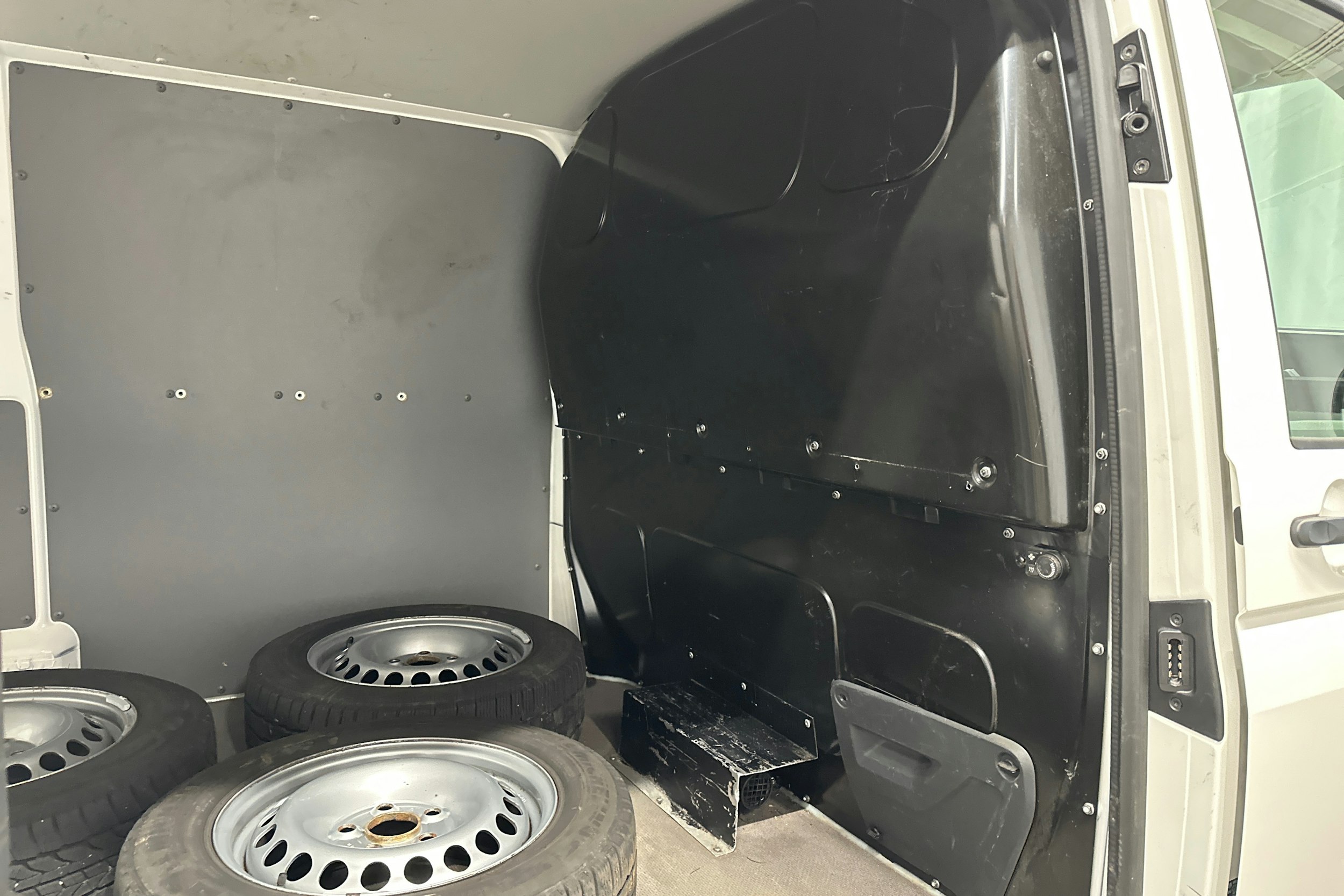 valkoinen Volkswagen Transporter 2022 kuva 19.