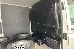 valkoinen Volkswagen Transporter 2022 kuva 19.