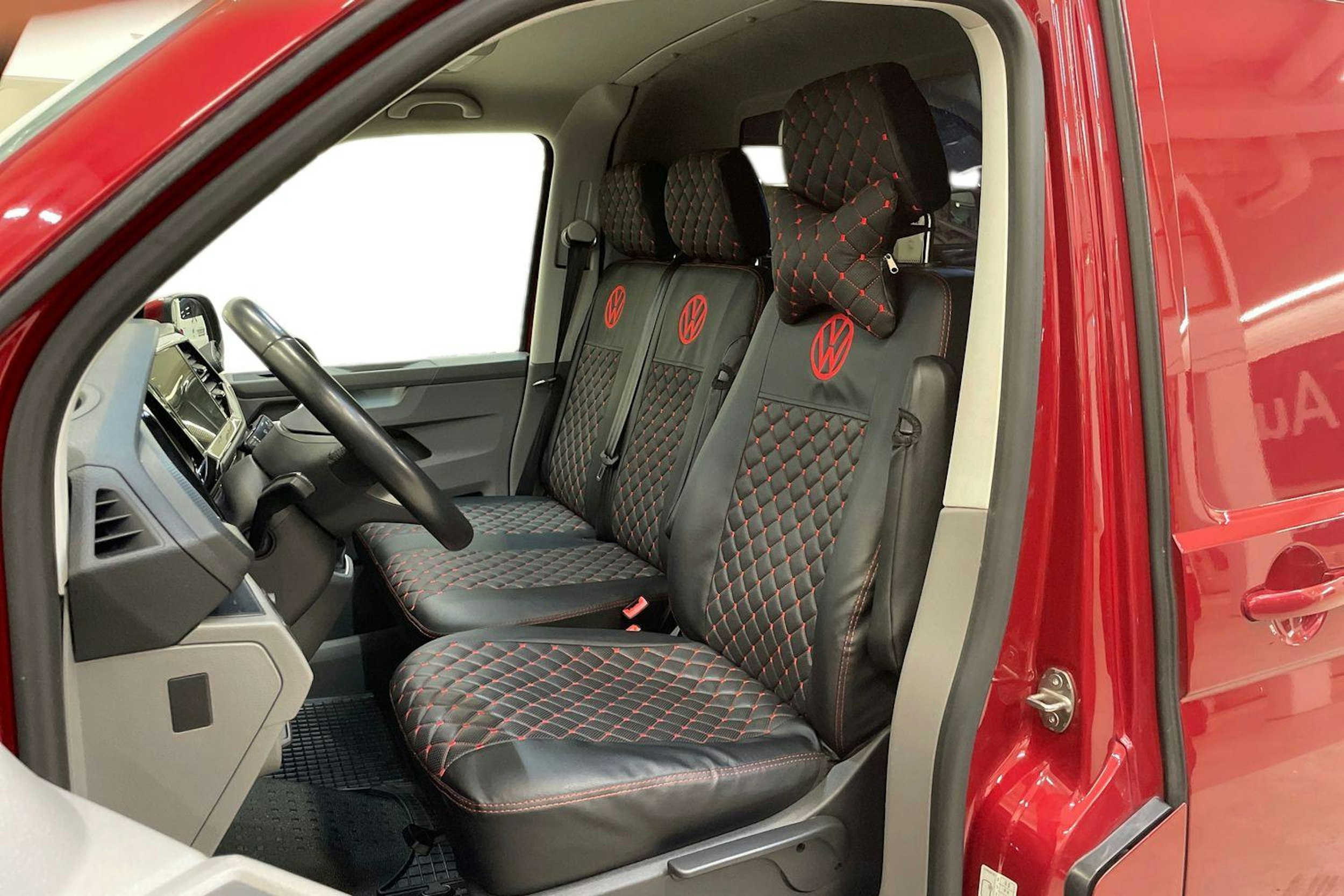 met. punainen Volkswagen Transporter 2022 kuva 7.