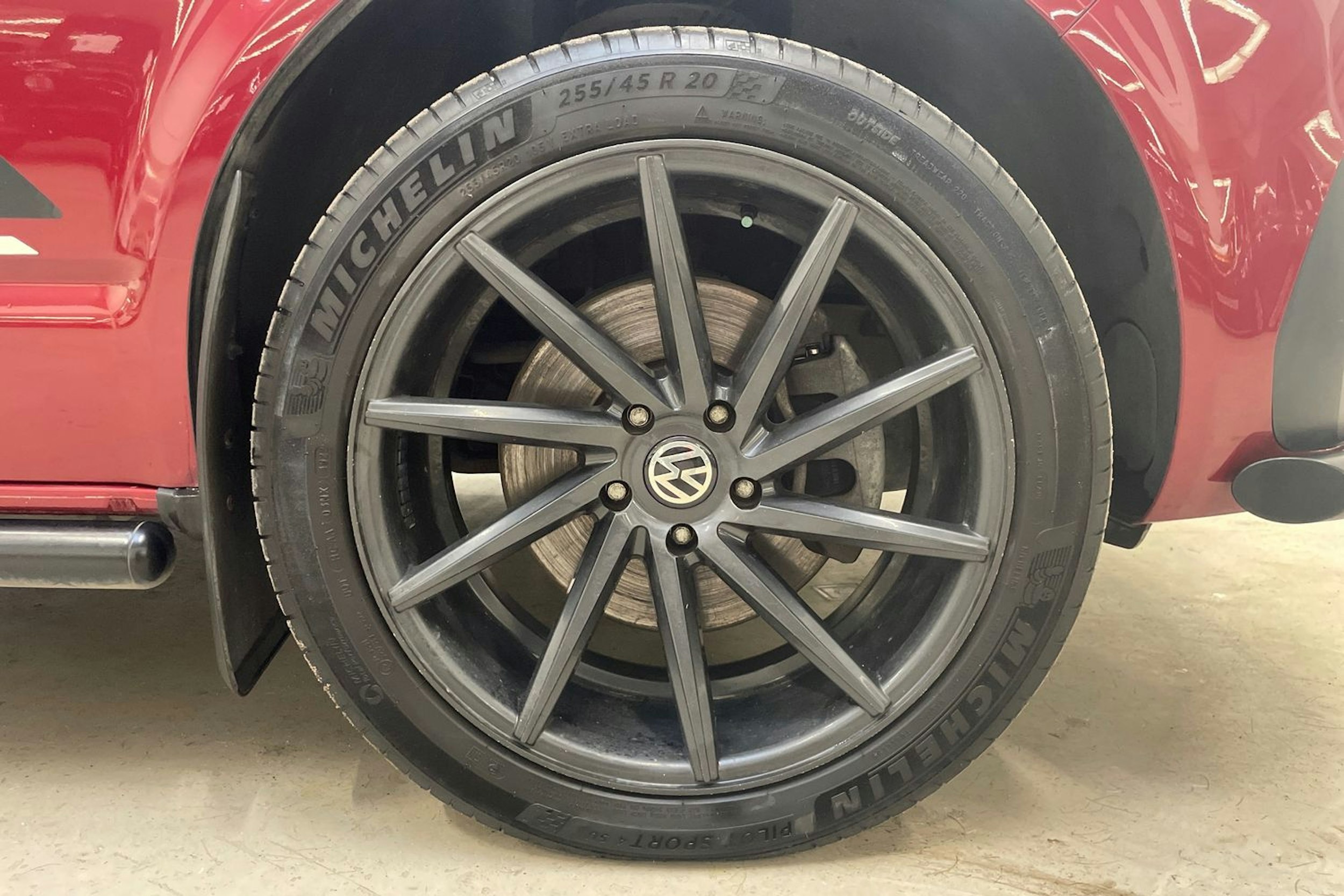 met. punainen Volkswagen Transporter 2022 kuva 10.