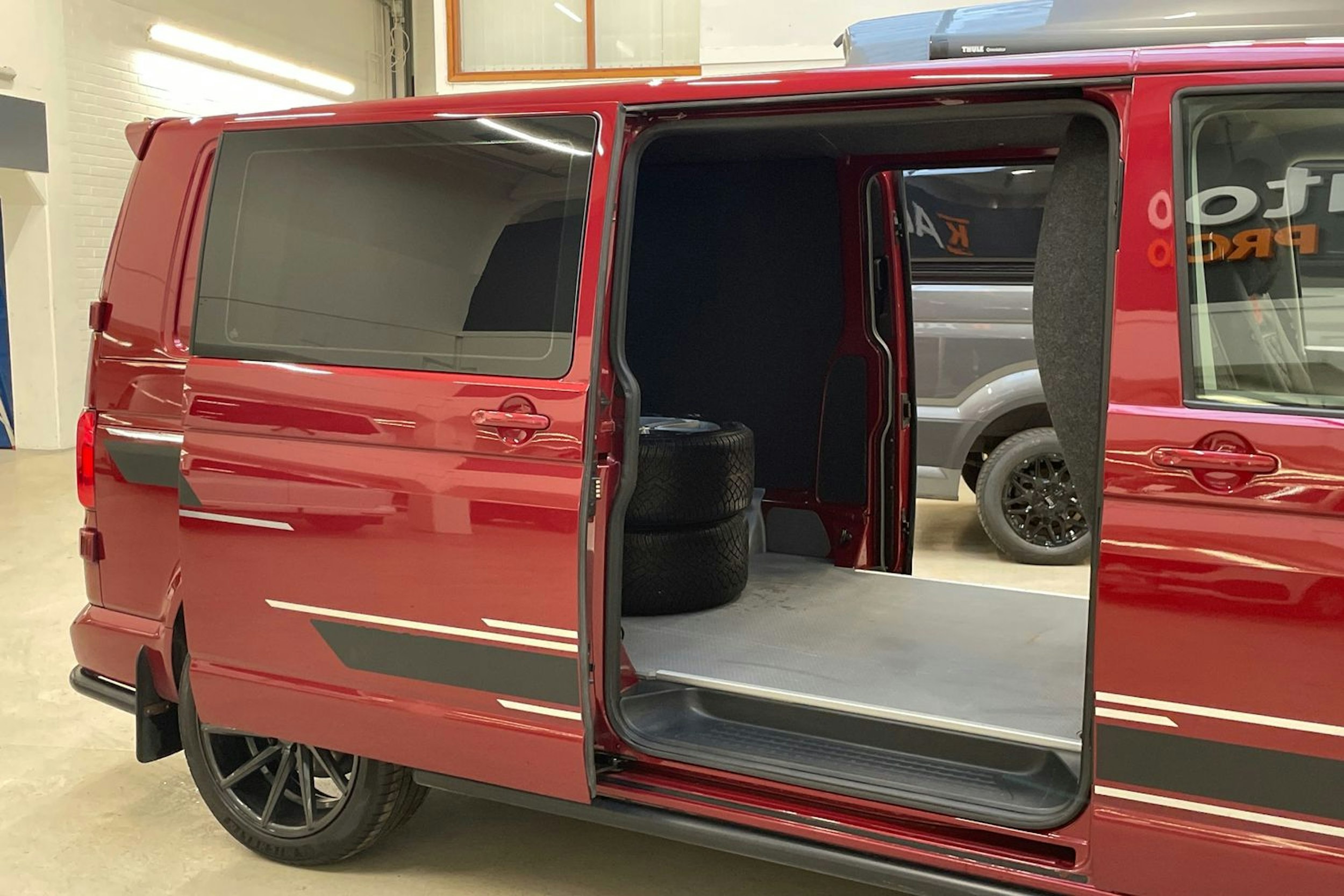 met. punainen Volkswagen Transporter 2022 kuva 12.